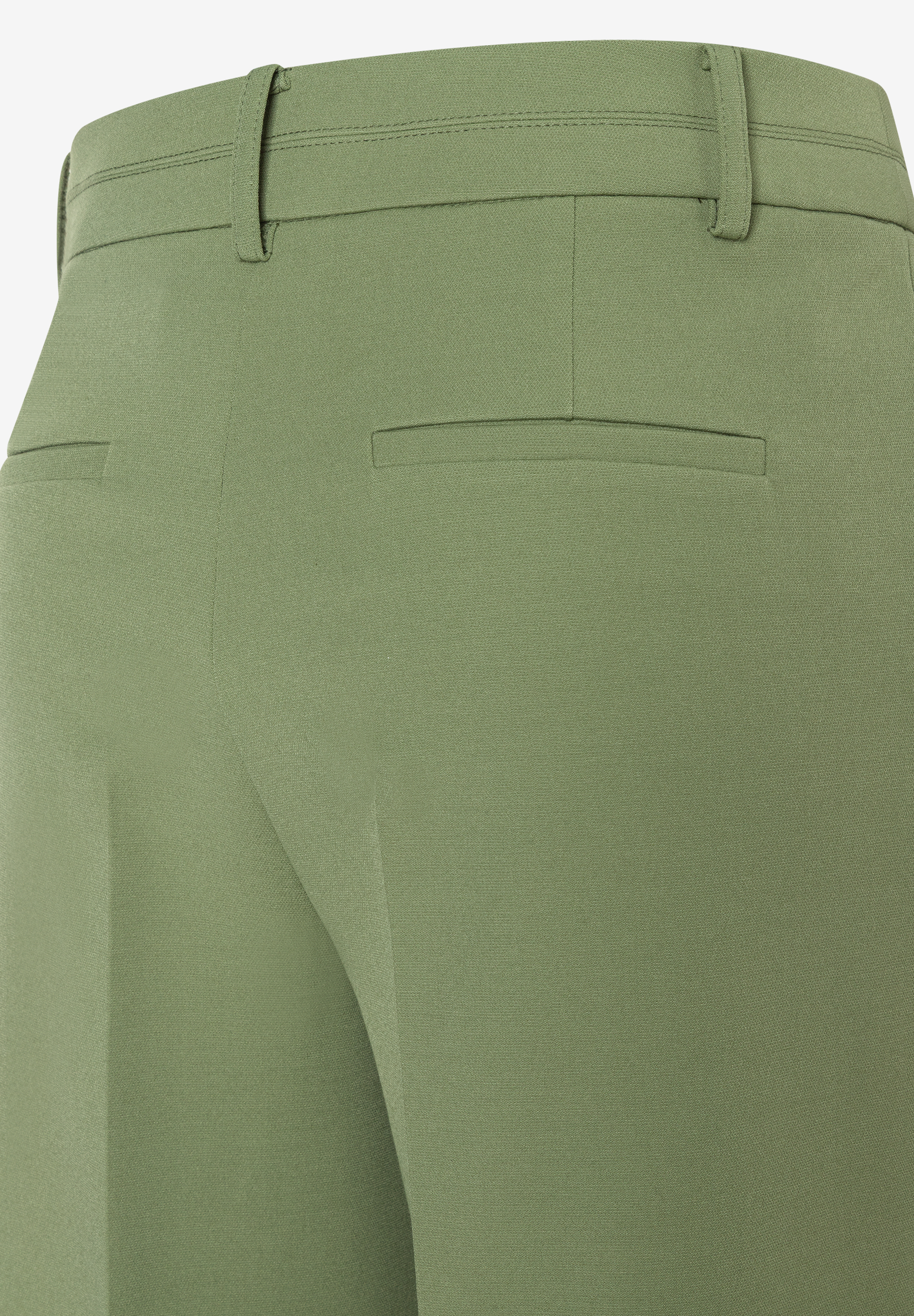 Nahaufnahme einer grünen MORE & MORE Hose mit Gesäßtaschen und Gürtelschlaufen. Nahaufnahme einer grünen MORE & MORE Hose mit Gesäßtaschen und Gürtelschlaufen.