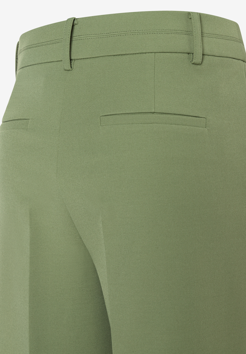 Nahaufnahme einer grünen MORE & MORE Hose mit Gesäßtaschen und Gürtelschlaufen. Nahaufnahme einer grünen MORE & MORE Hose mit Gesäßtaschen und Gürtelschlaufen.