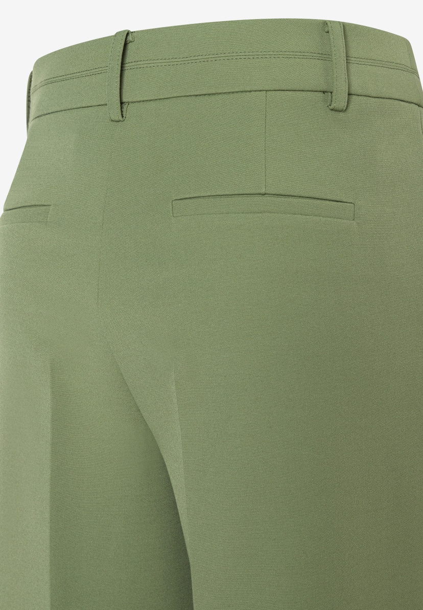 Nahaufnahme einer grünen MORE & MORE Hose mit Gesäßtaschen und Gürtelschlaufen. Nahaufnahme einer grünen MORE & MORE Hose mit Gesäßtaschen und Gürtelschlaufen.