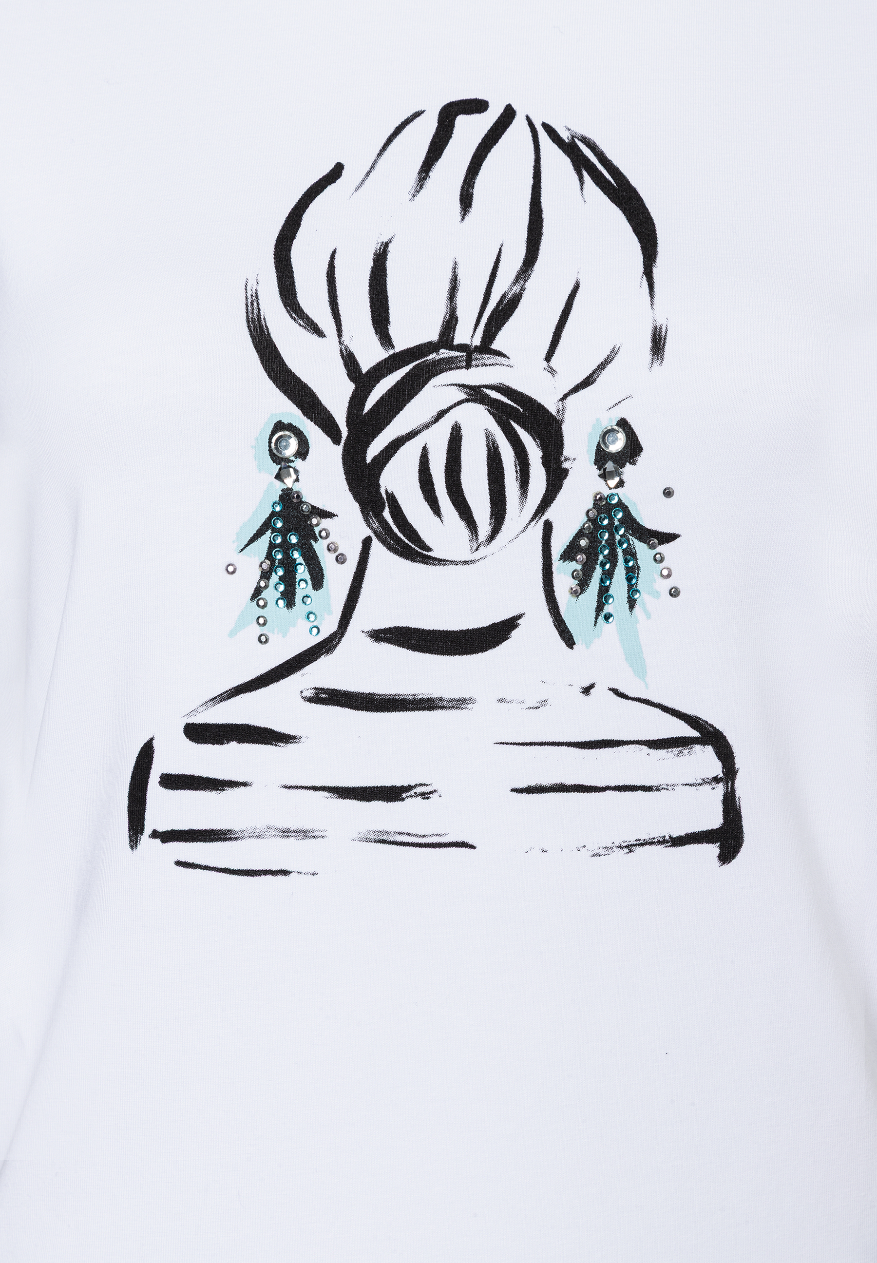 Detailansicht eines weißen MORE & MORE Oberteils mit Skizze einer Frau mit Dutt und baumelnden Ohrringen. Detailansicht eines weißen MORE & MORE Oberteils mit Skizze einer Frau mit Dutt und baumelnden Ohrringen.