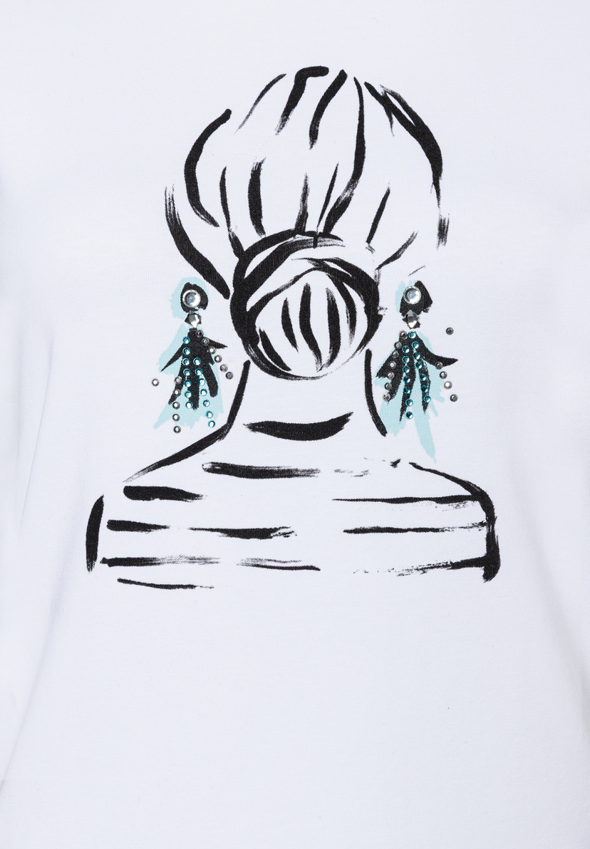 Detailansicht eines weißen MORE & MORE Oberteils mit Skizze einer Frau mit Dutt und baumelnden Ohrringen. Detailansicht eines weißen MORE & MORE Oberteils mit Skizze einer Frau mit Dutt und baumelnden Ohrringen.