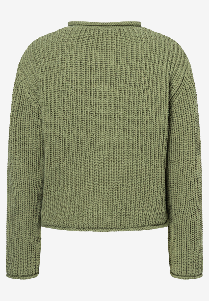 Ein olivgrüner Rippstrick-Pullover von MORE & MORE aus der Rückansicht. Ein olivgrüner Rippstrick-Pullover von MORE & MORE aus der Rückansicht.
