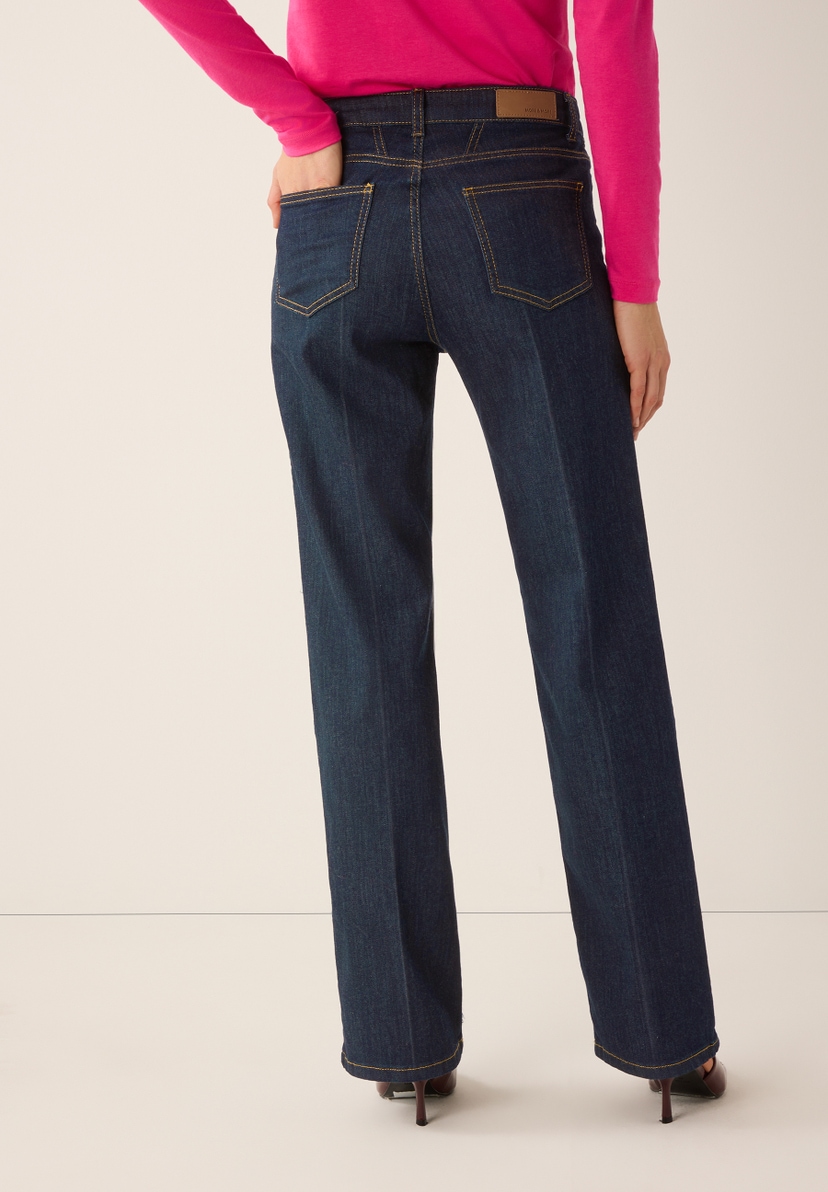 Dunkelblaue MORE & MORE Jeans mit geradem Bein, von hinten fotografiert. Dunkelblaue MORE & MORE Jeans mit geradem Bein, von hinten fotografiert.
