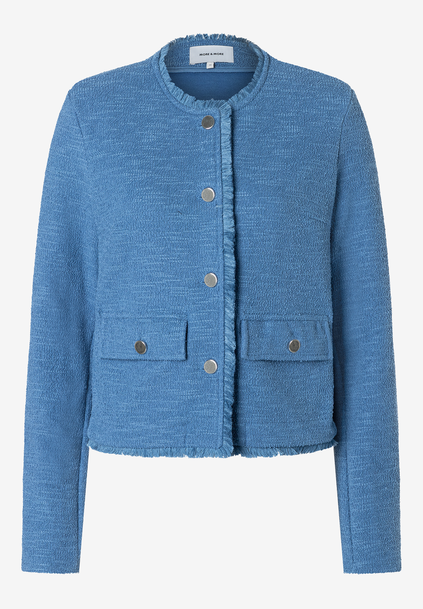 Ein blauer MORE & MORE Blazer im Bouclé-Stil mit silbernen Knöpfen und zwei Taschen ist vor einem weißen Hintergrund zu sehen. Ein blauer MORE & MORE Blazer im Bouclé-Stil mit silbernen Knöpfen und zwei Taschen ist vor einem weißen Hintergrund zu sehen.
