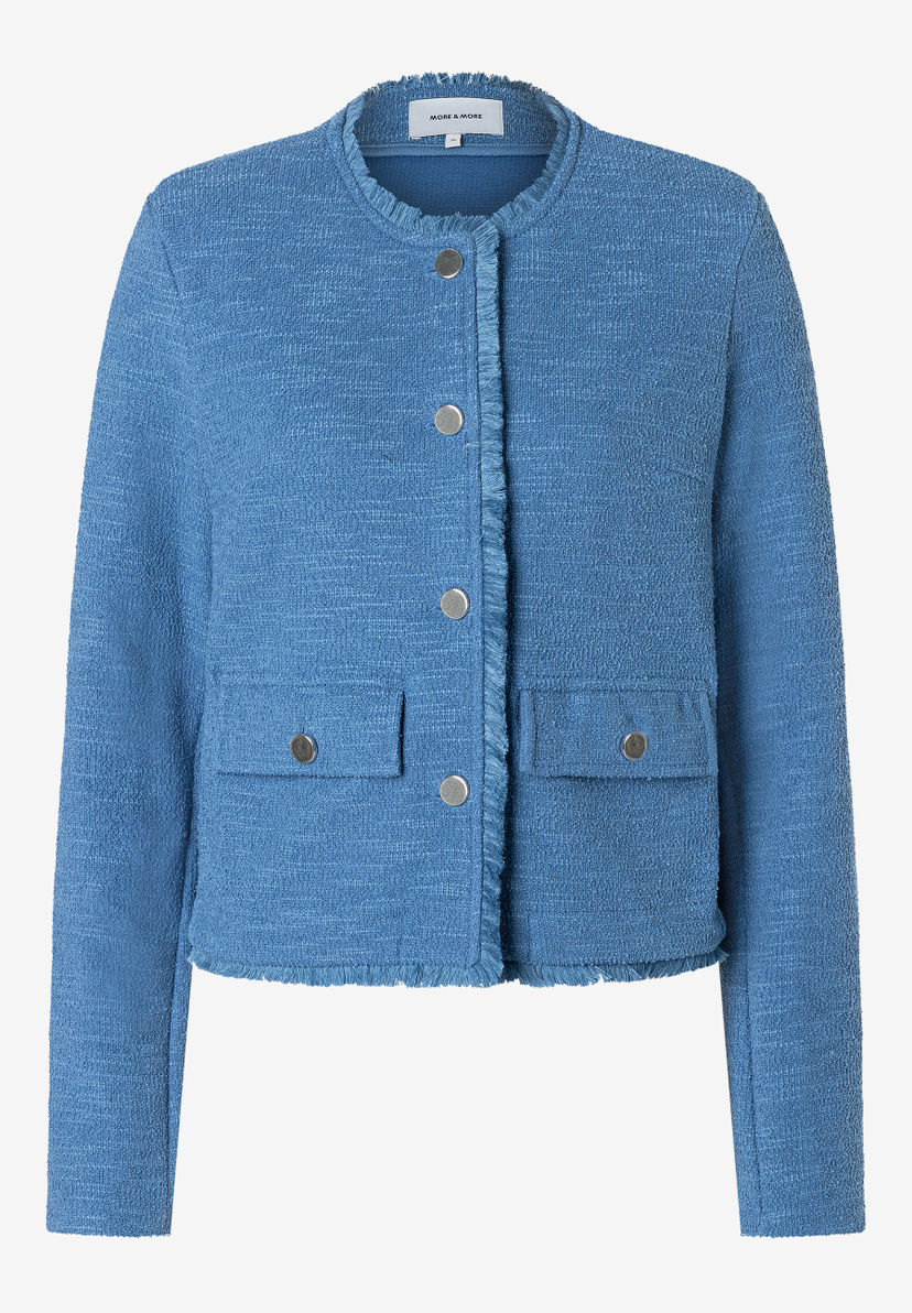 Ein blauer MORE & MORE Blazer im Bouclé-Stil mit silbernen Knöpfen und zwei Taschen ist vor einem weißen Hintergrund zu sehen. Ein blauer MORE & MORE Blazer im Bouclé-Stil mit silbernen Knöpfen und zwei Taschen ist vor einem weißen Hintergrund zu sehen.