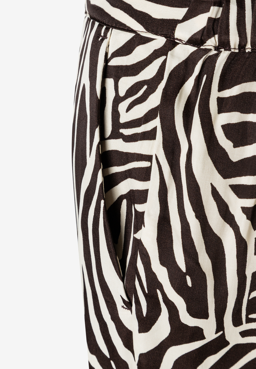 Detailansicht: MORE & MORE Hose mit fließendem Zebramuster und Tasche. Detailansicht: MORE & MORE Hose mit fließendem Zebramuster und Tasche.