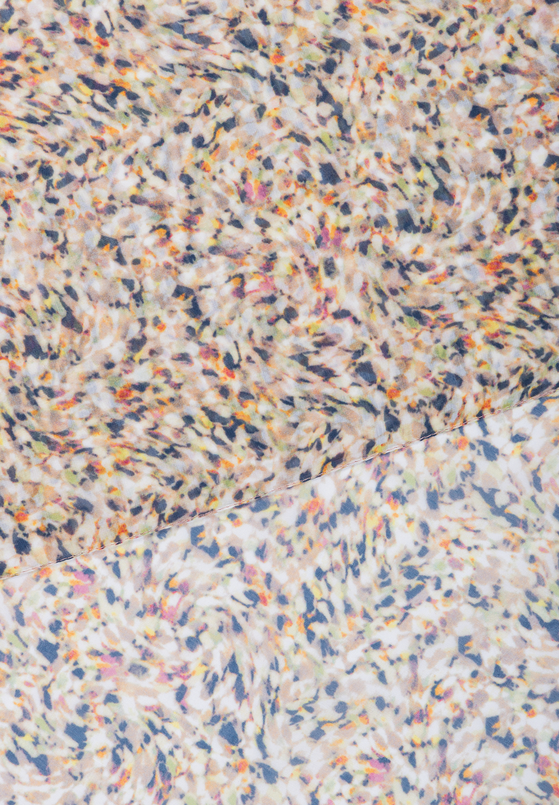 Ein Accessoire von MORE & MORE mit einem abstraktem Muster in hellen Farben. Ein Accessoire von MORE & MORE mit einem abstraktem Muster in hellen Farben.