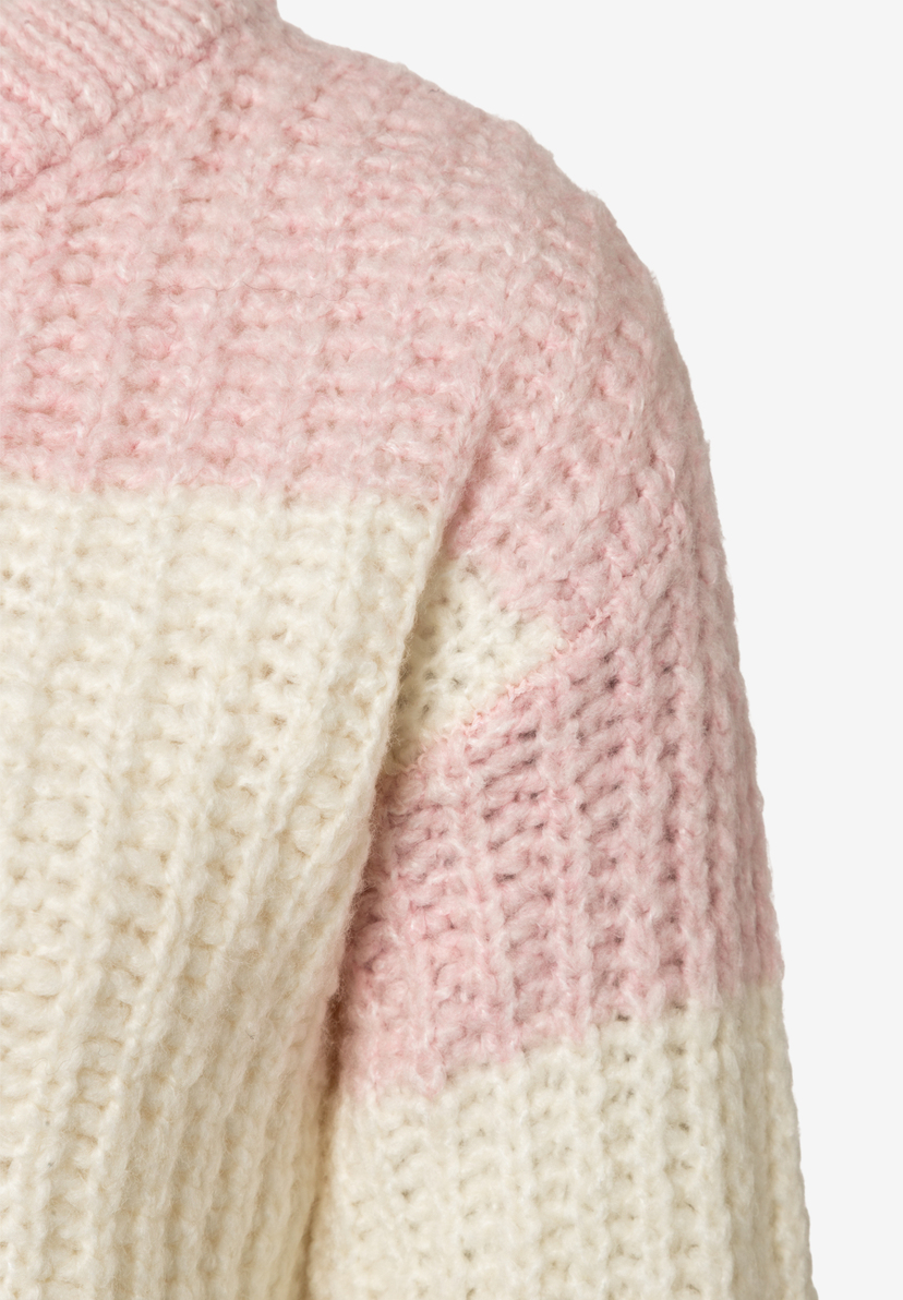 Nahaufnahme des MORE & MORE Strickpullovers mit Rippstrick in Rosa und Weiß. Nahaufnahme des MORE & MORE Strickpullovers mit Rippstrick in Rosa und Weiß.