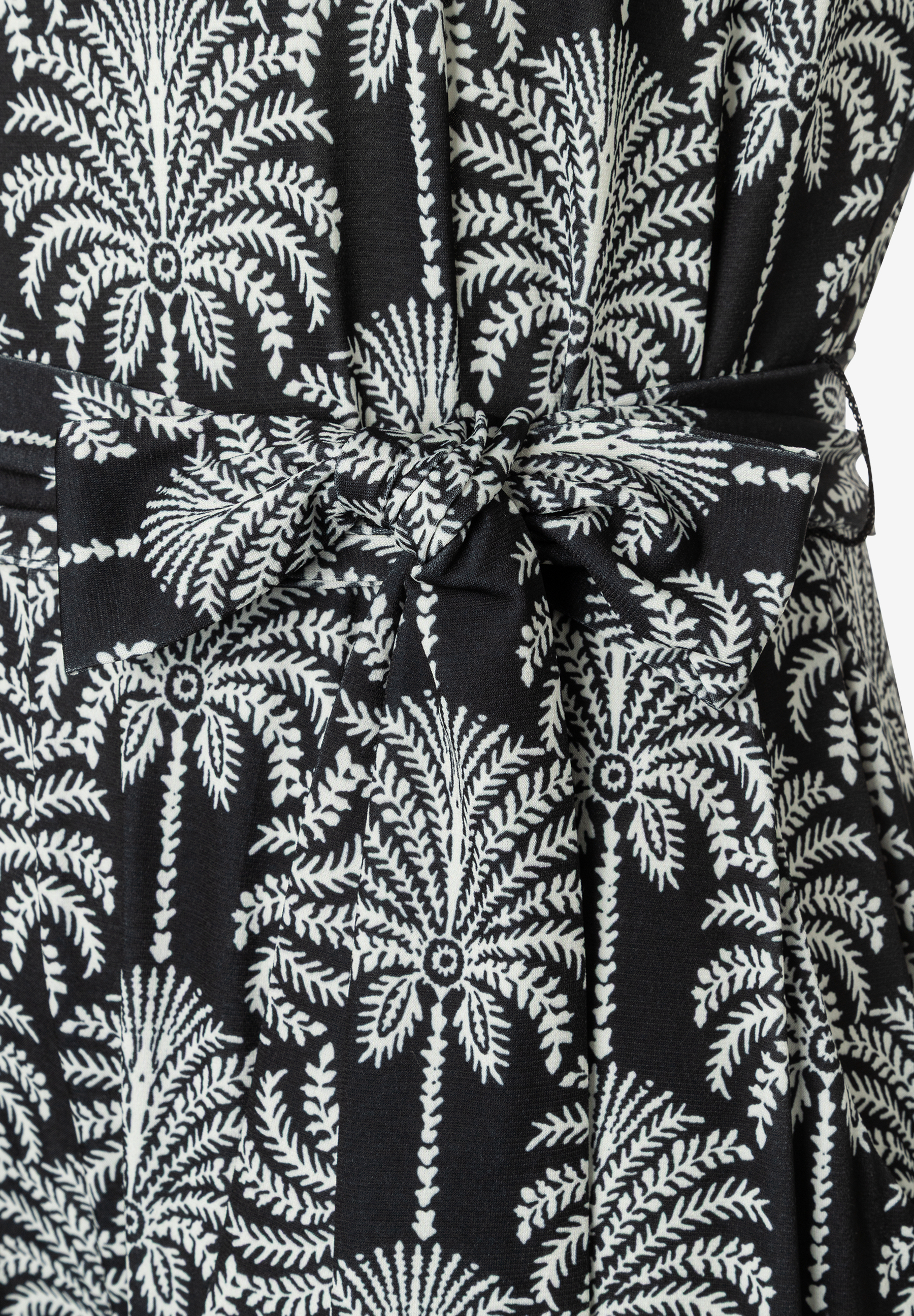 MORE & MORE Jersey-Hose im Palmenmuster, Schwarz-Weiß mit Bindegürtel, fließend und knitterarm. MORE & MORE Jersey-Hose im Palmenmuster, Schwarz-Weiß mit Bindegürtel, fließend und knitterarm.