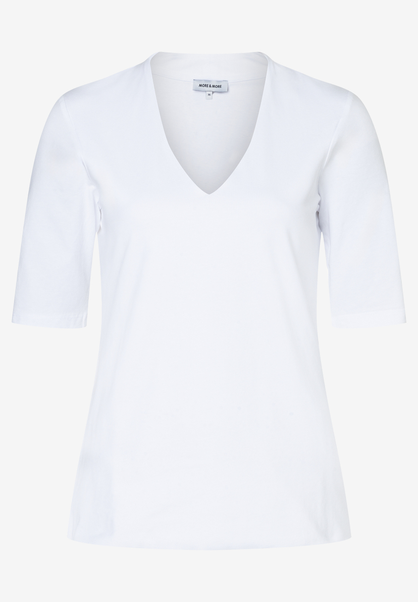 Ein weißes MORE & MORE T-Shirt mit V-Ausschnitt und Jersey-Materialkonstruktion liegt vor einem neutralen Hintergrund. Ein weißes MORE & MORE T-Shirt mit V-Ausschnitt und Jersey-Materialkonstruktion liegt vor einem neutralen Hintergrund.
