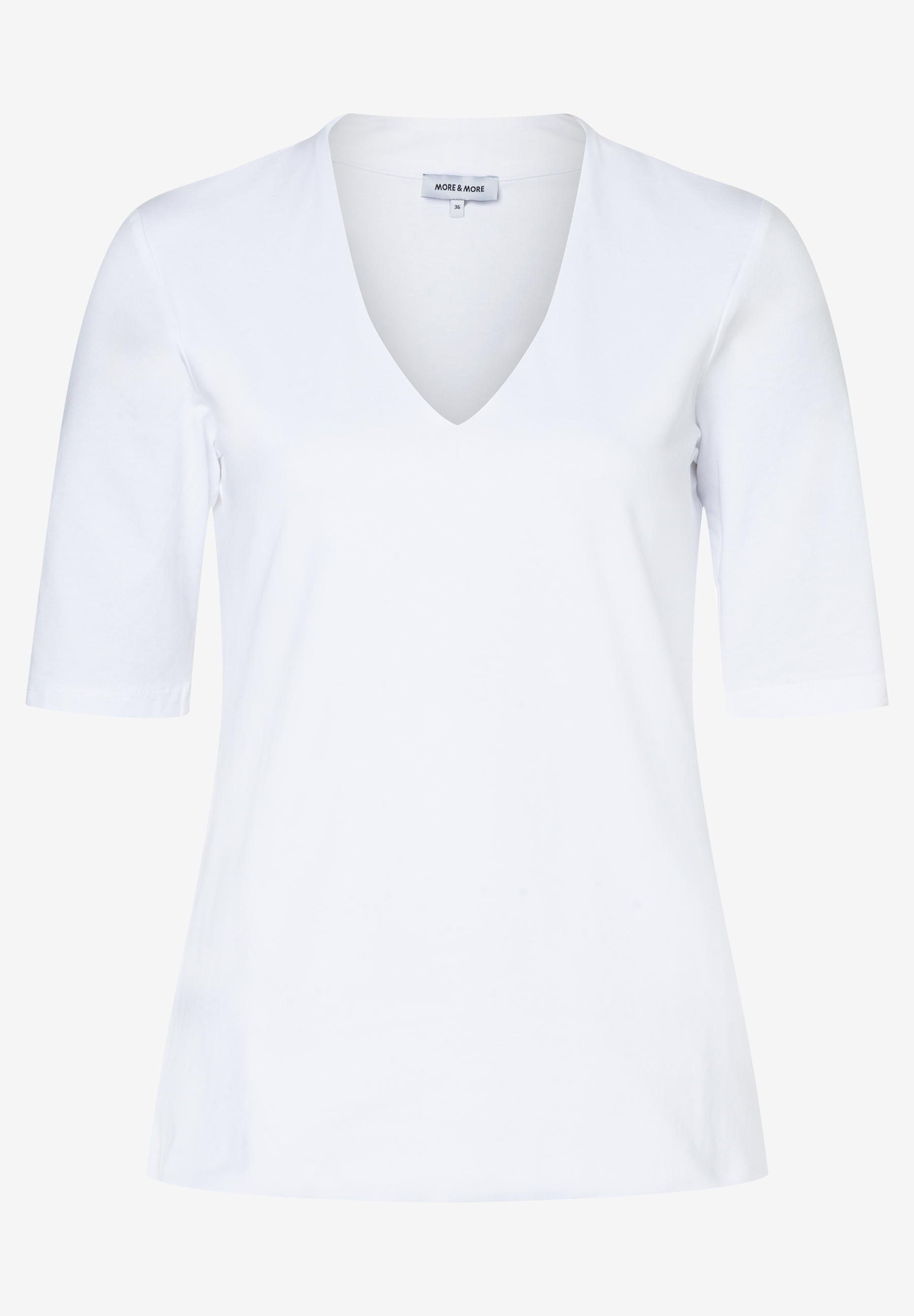 Ein weißes MORE & MORE T-Shirt mit V-Ausschnitt und Jersey-Materialkonstruktion liegt vor einem neutralen Hintergrund. Ein weißes MORE & MORE T-Shirt mit V-Ausschnitt und Jersey-Materialkonstruktion liegt vor einem neutralen Hintergrund.
