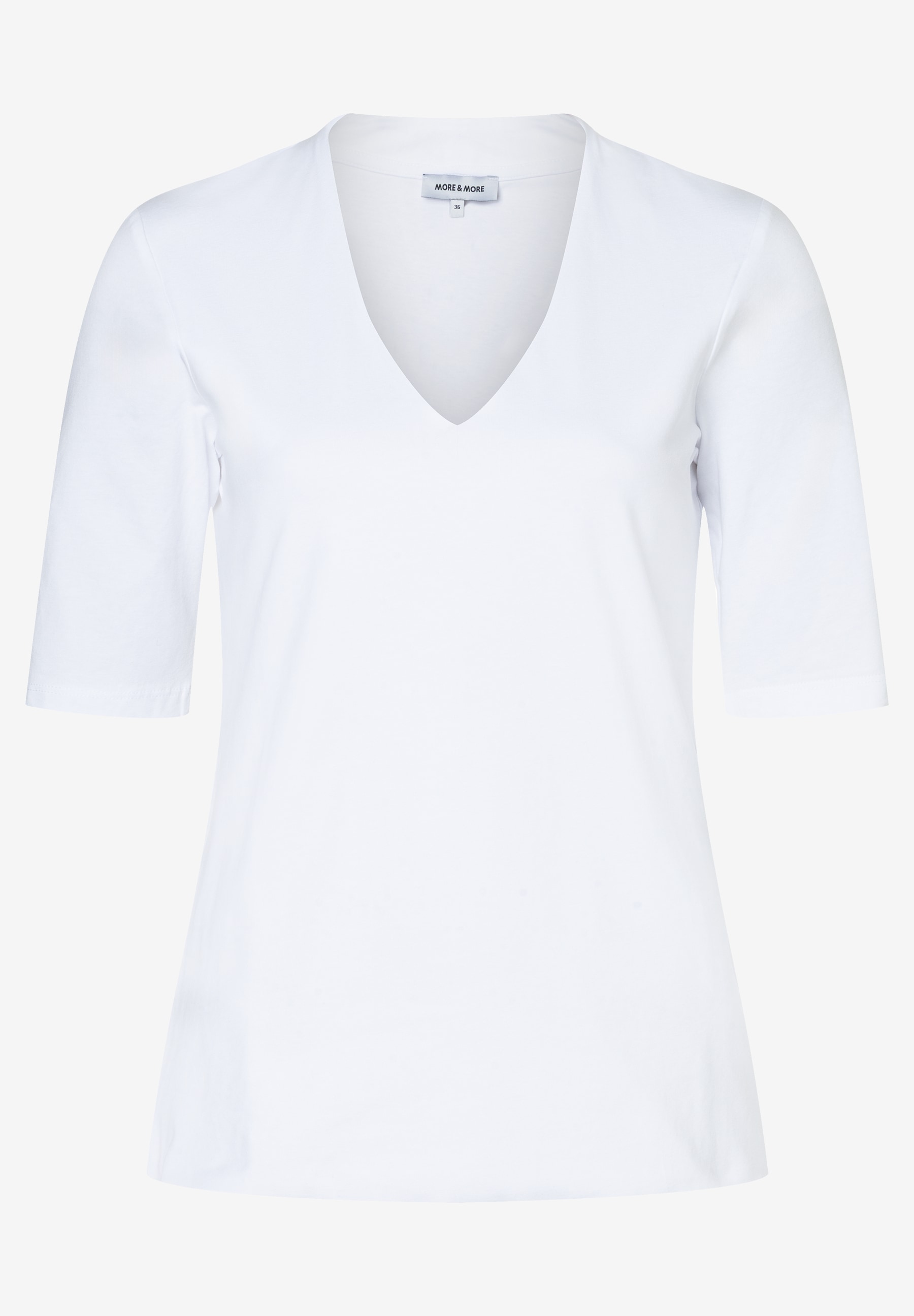 Ein weißes MORE & MORE T-Shirt mit V-Ausschnitt und Jersey-Materialkonstruktion liegt vor einem neutralen Hintergrund. Ein weißes MORE & MORE T-Shirt mit V-Ausschnitt und Jersey-Materialkonstruktion liegt vor einem neutralen Hintergrund.