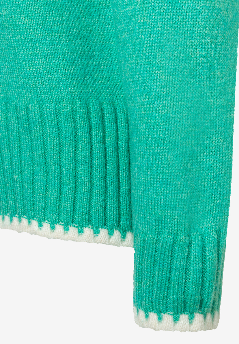 Nahaufnahme eines grünen Strick-Oberteils von MORE & MORE mit weißem Saum. Nahaufnahme eines grünen Strick-Oberteils von MORE & MORE mit weißem Saum.