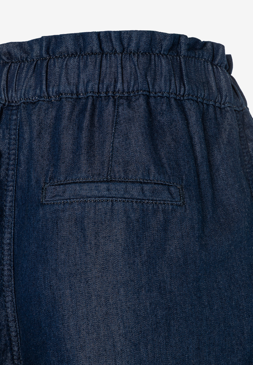 MORE & MORE Jeans aus angenehmem Denim-Material. Der elastische Bund und die aufgesetzte Gesäßtasche sind zu sehen. MORE & MORE Jeans aus angenehmem Denim-Material. Der elastische Bund und die aufgesetzte Gesäßtasche sind zu sehen.