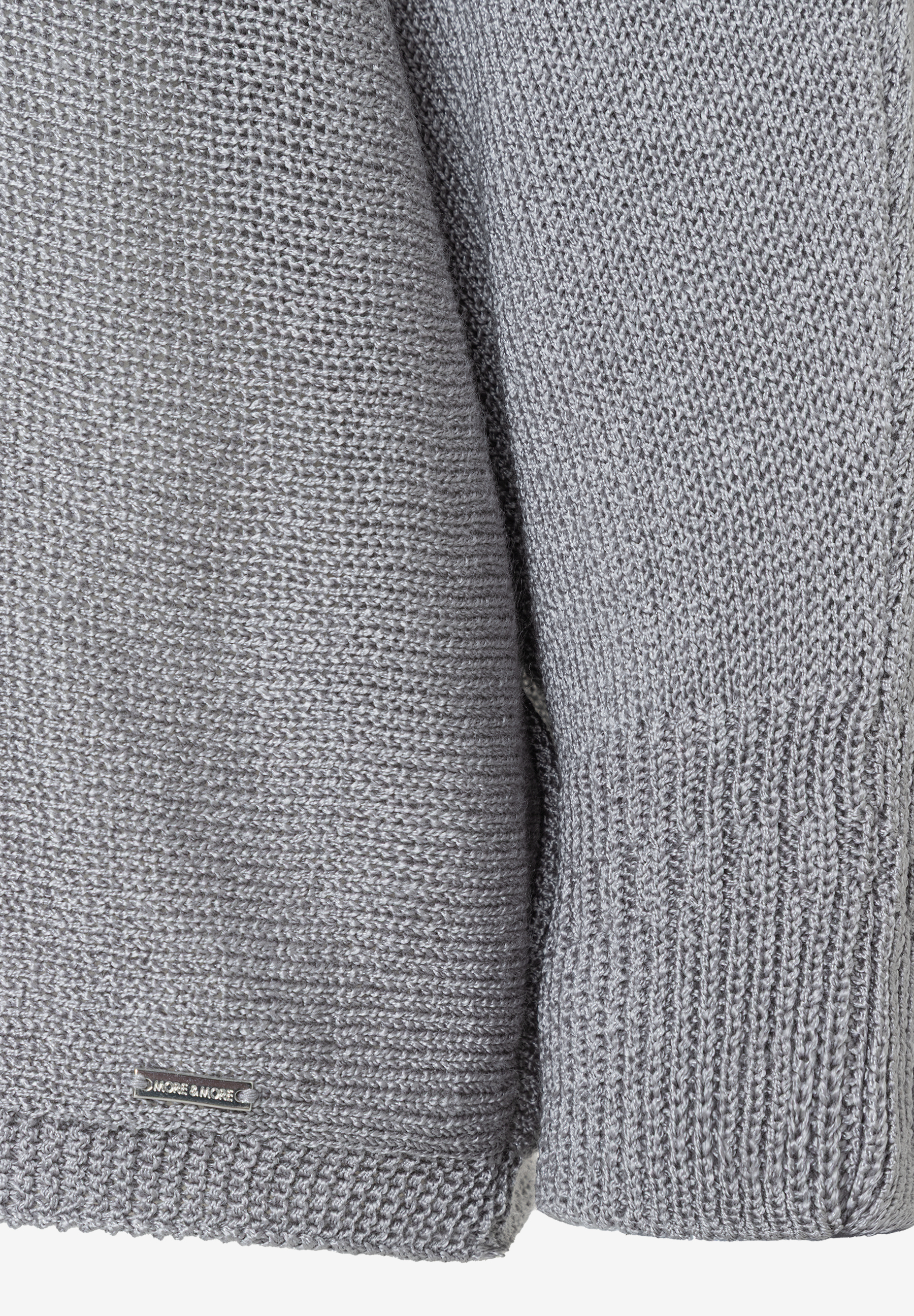 Detailaufnahme von MORE & MORE Strickware. Strickmuster, glänzende Optik. Luftig-leichter Tragekomfort. Detailaufnahme von MORE & MORE Strickware. Strickmuster, glänzende Optik. Luftig-leichter Tragekomfort.