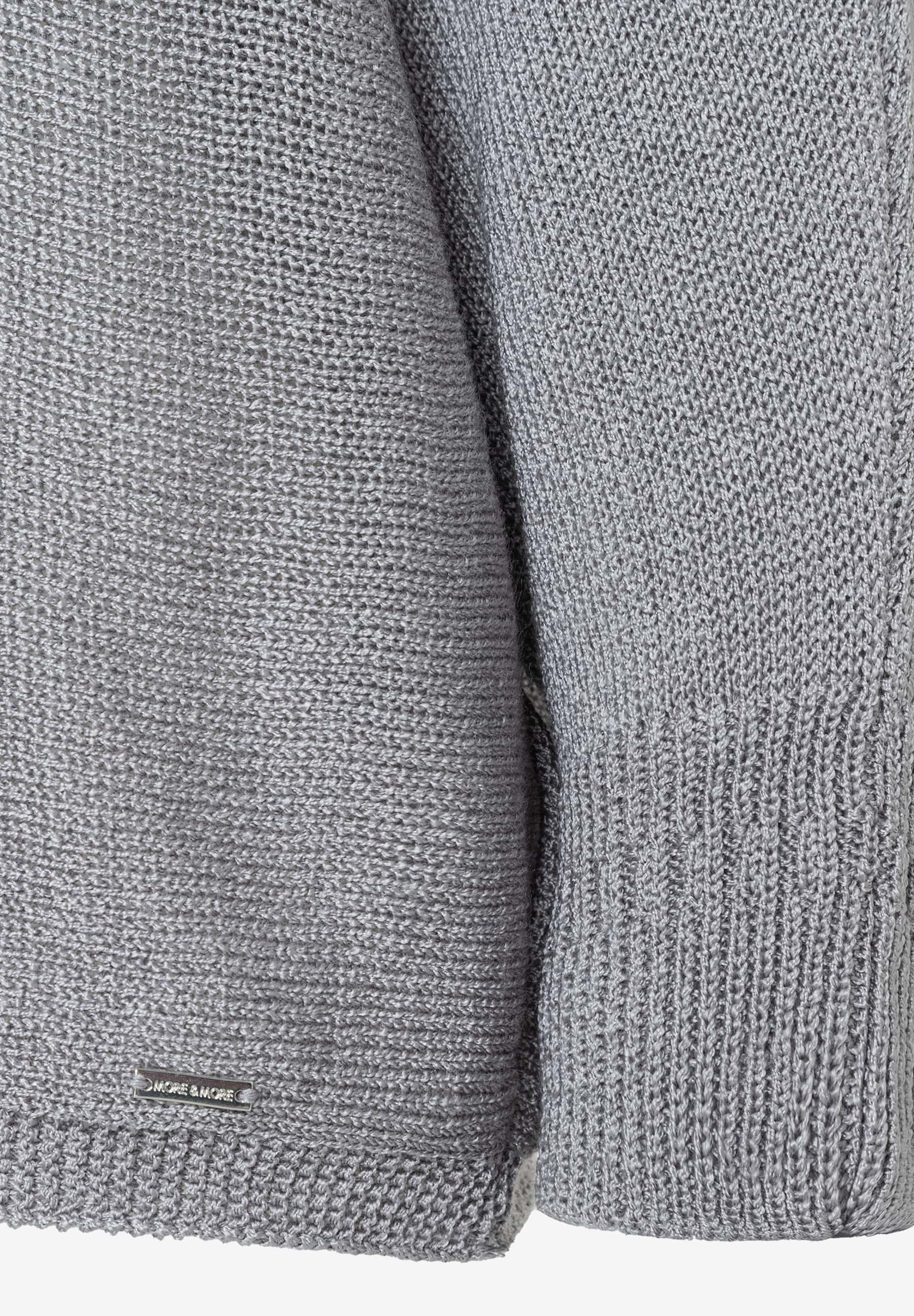 Detailaufnahme von MORE & MORE Strickware. Strickmuster, glänzende Optik. Luftig-leichter Tragekomfort. Detailaufnahme von MORE & MORE Strickware. Strickmuster, glänzende Optik. Luftig-leichter Tragekomfort.