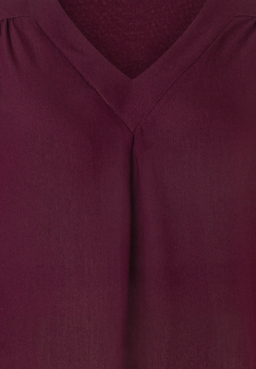 MORE & MORE Bluse: Dunkelrote Bluse mit V-Ausschnitt und angedeutetem Plissee unterhalb des Ausschnitts. MORE & MORE Bluse: Dunkelrote Bluse mit V-Ausschnitt und angedeutetem Plissee unterhalb des Ausschnitts.