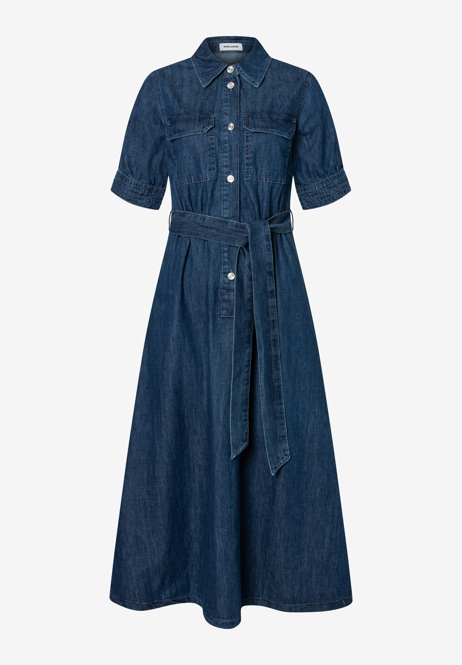 Ein Jeans-Oberteil (MORE & MORE) mit Knopfleiste, kurzen Ärmeln und Taillenband vor hellem Hintergrund. Ein Jeans-Oberteil (MORE & MORE) mit Knopfleiste, kurzen Ärmeln und Taillenband vor hellem Hintergrund.