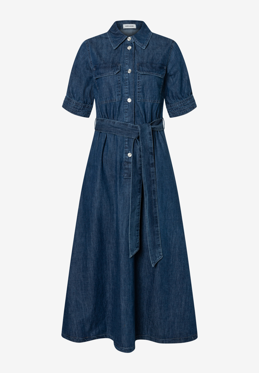 Ein Jeans-Oberteil (MORE & MORE) mit Knopfleiste, kurzen Ärmeln und Taillenband vor hellem Hintergrund. Ein Jeans-Oberteil (MORE & MORE) mit Knopfleiste, kurzen Ärmeln und Taillenband vor hellem Hintergrund.