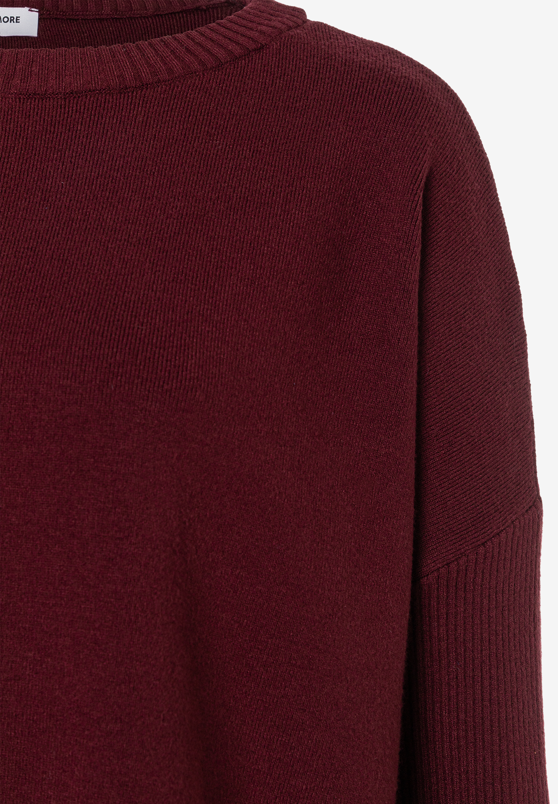 MORE & MORE Rippstrick-Pullover in intensivem Bordeauxrot, grob gestrickt, mit Markenetikett am Halsausschnitt.