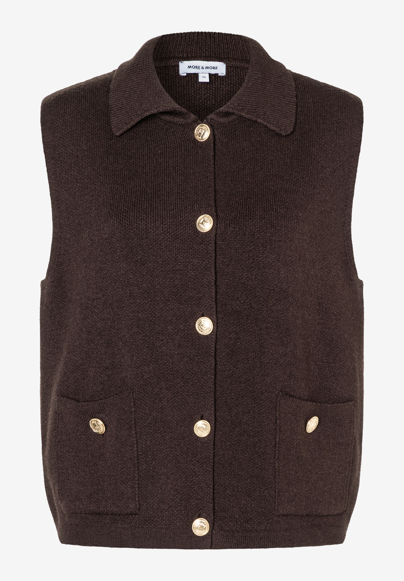 Ein ärmelloser, brauner MORE & MORE Strickpullover mit Kragen und goldenen Knöpfen. Ein ärmelloser, brauner MORE & MORE Strickpullover mit Kragen und goldenen Knöpfen.