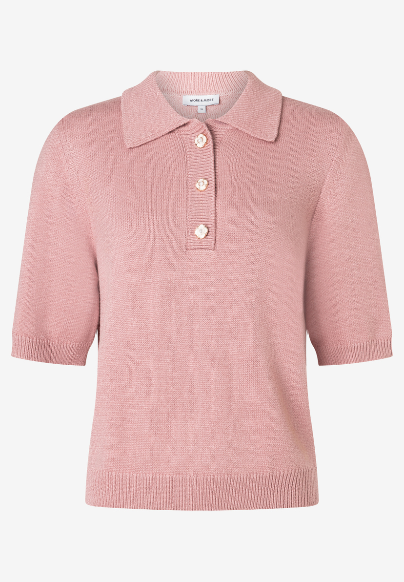 MORE & MORE rosafarbener Strickpullover mit Polo-Kragen und kurzen Ärmeln, verziert mit drei blumenförmigen Knöpfen.