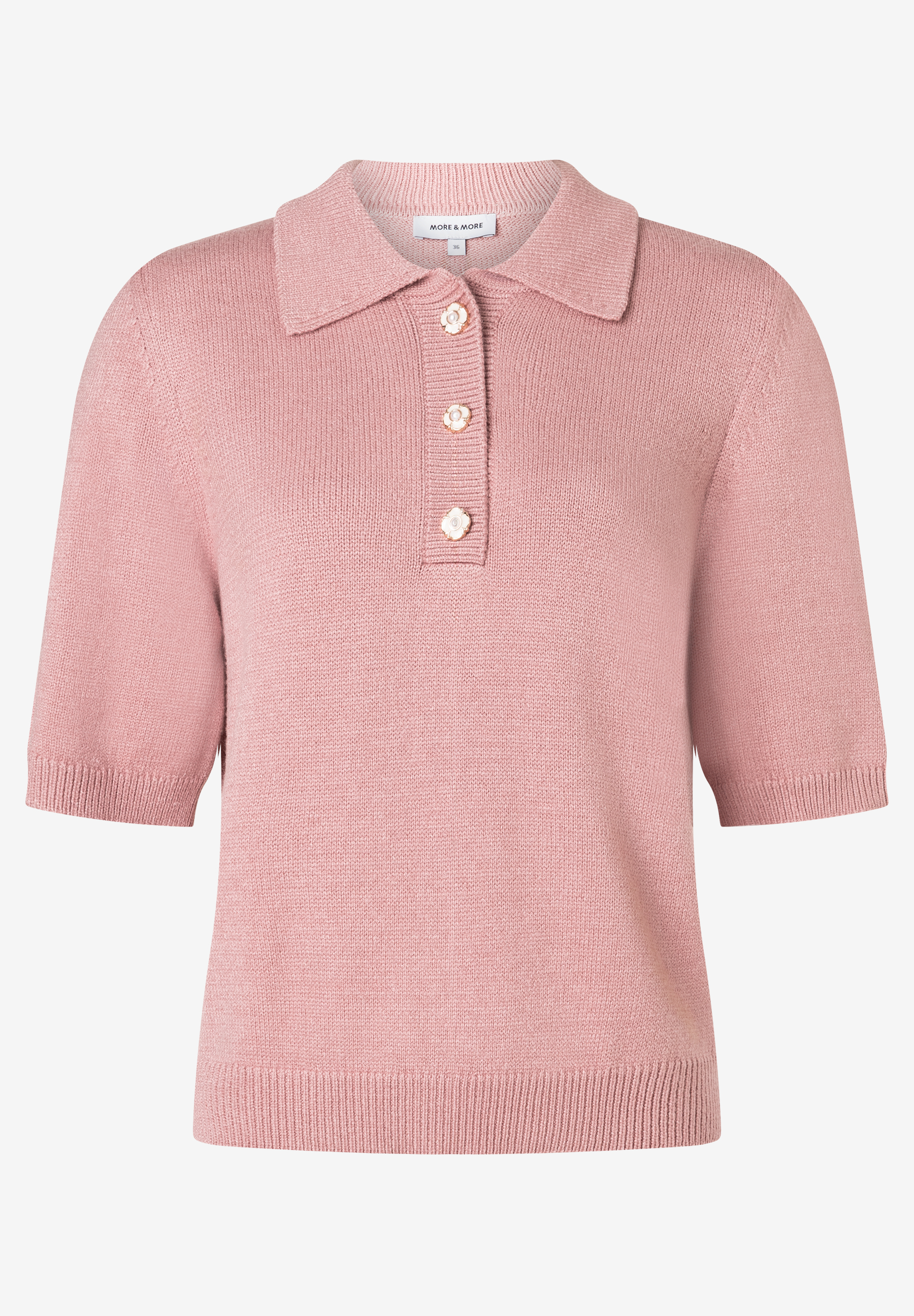 MORE & MORE rosafarbener Strickpullover mit Polo-Kragen und kurzen Ärmeln, verziert mit drei blumenförmigen Knöpfen. MORE & MORE rosafarbener Strickpullover mit Polo-Kragen und kurzen Ärmeln, verziert mit drei blumenförmigen Knöpfen.