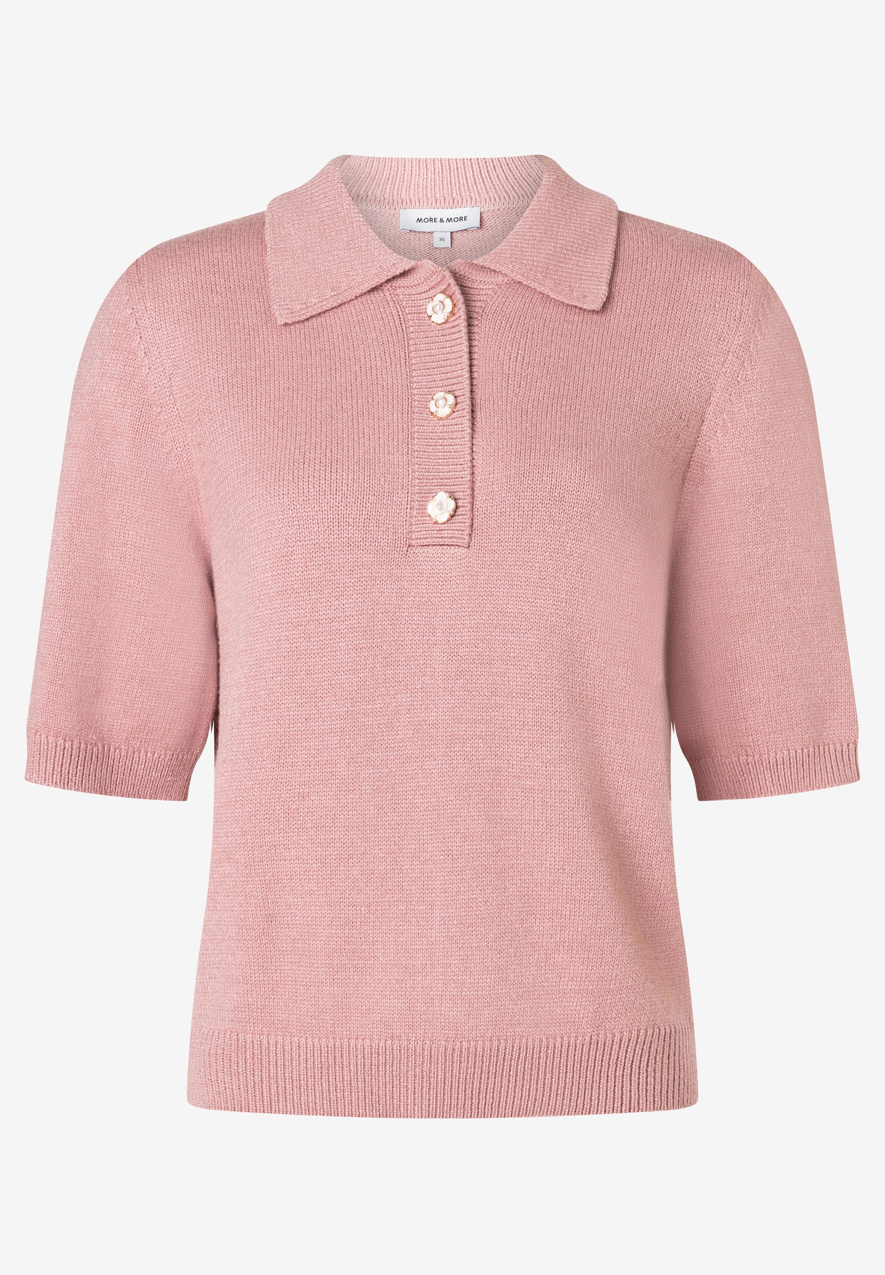 MORE & MORE rosafarbener Strickpullover mit Polo-Kragen und kurzen Ärmeln, verziert mit drei blumenförmigen Knöpfen. MORE & MORE rosafarbener Strickpullover mit Polo-Kragen und kurzen Ärmeln, verziert mit drei blumenförmigen Knöpfen.
