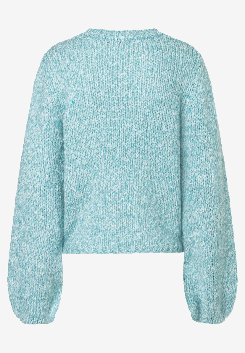 Ein hellblau-weiß melierter MORE & MORE Strickpullover mit langen Ärmeln und Bouclé-Optik. Ein hellblau-weiß melierter MORE & MORE Strickpullover mit langen Ärmeln und Bouclé-Optik.