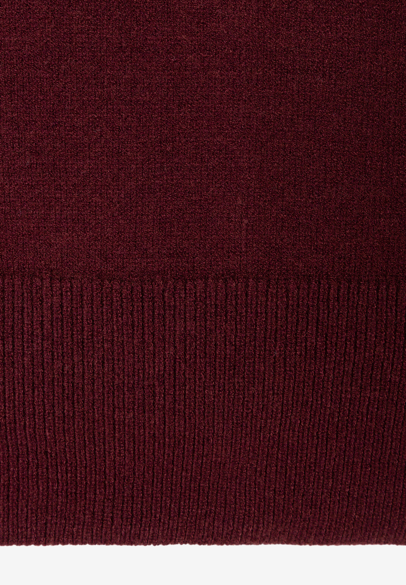MORE & MORE Pullover: Detailansicht des dunkelroten Stricks mit geripptem Saum und weicher Struktur.