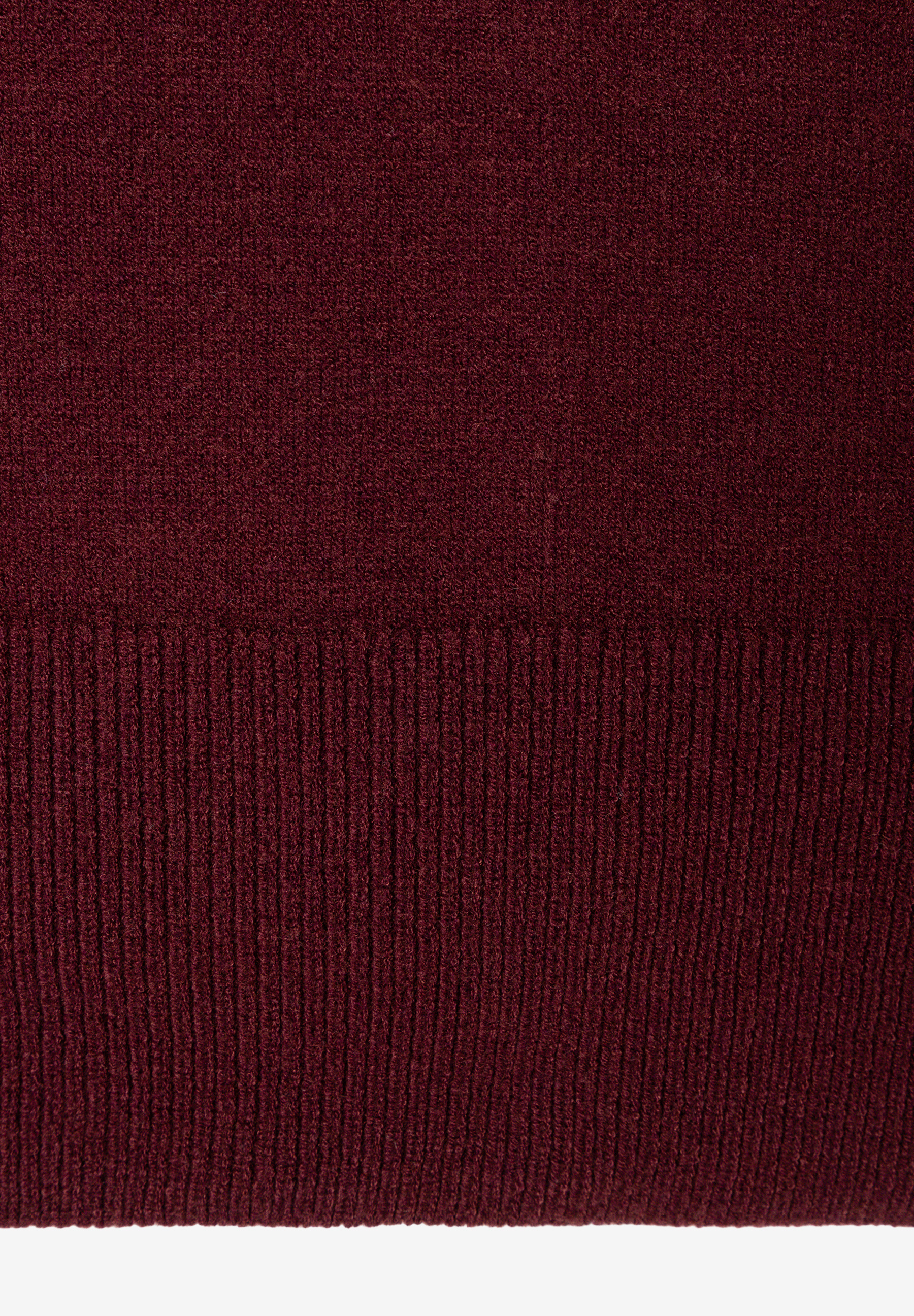 MORE & MORE Pullover: Detailansicht des dunkelroten Stricks mit geripptem Saum und weicher Struktur. MORE & MORE Pullover: Detailansicht des dunkelroten Stricks mit geripptem Saum und weicher Struktur.