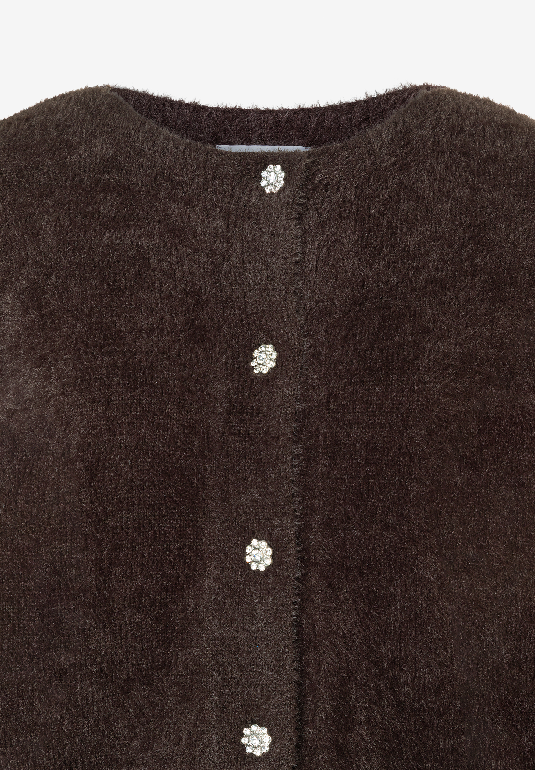 Nahaufnahme einer braunen MORE & MORE Strickjacke mit vier glitzernden Zierknöpfen. Nahaufnahme einer braunen MORE & MORE Strickjacke mit vier glitzernden Zierknöpfen.