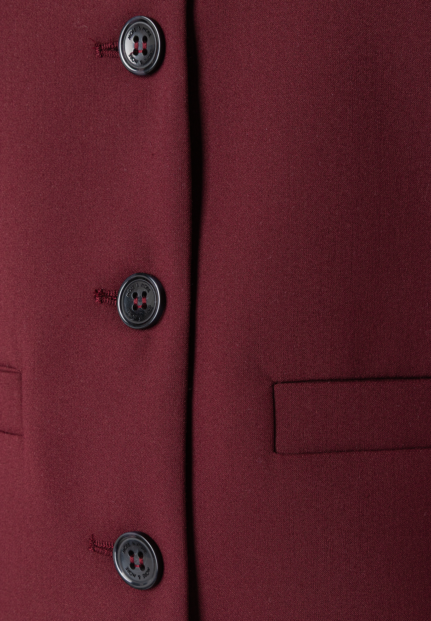 MORE & MORE Blazer in Bordeaux mit drei schwarzen Knöpfen mit Markenprägung und roten Nähten, darunter eine Tasche.
