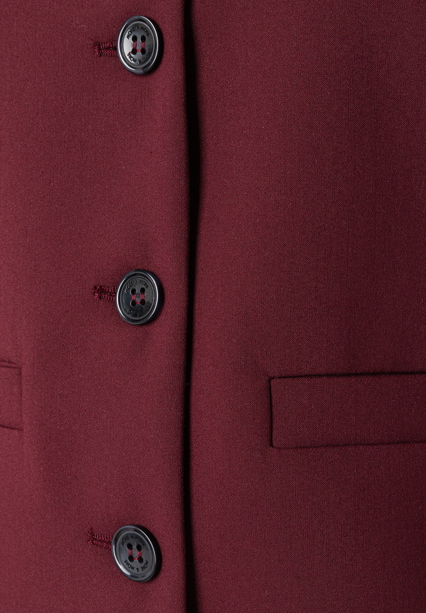MORE & MORE Blazer in Bordeaux mit drei schwarzen Knöpfen mit Markenprägung und roten Nähten, darunter eine Tasche. MORE & MORE Blazer in Bordeaux mit drei schwarzen Knöpfen mit Markenprägung und roten Nähten, darunter eine Tasche.