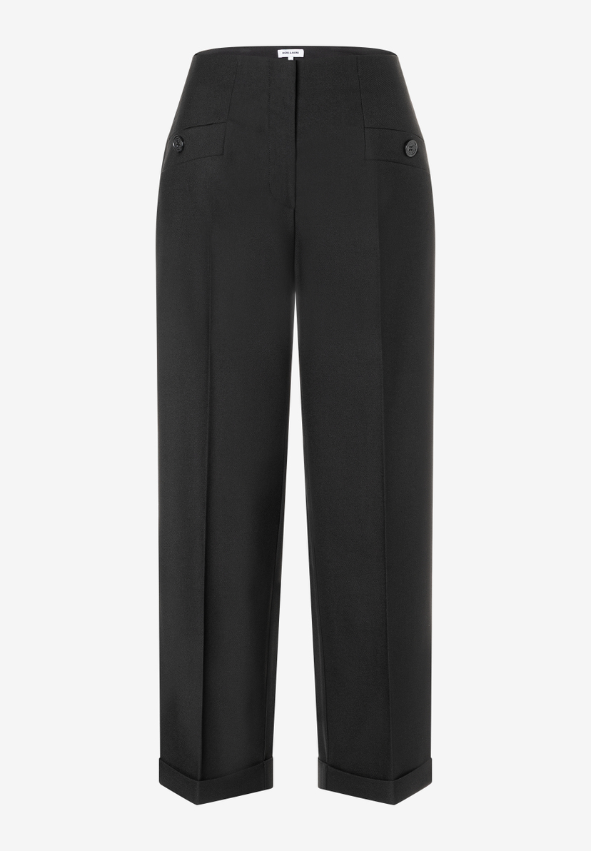 Eine schwarze, fließende MORE & MORE Hose mit sichtbaren Knöpfen und komfortablem, elastischem Viskosemischgewebe. Eine schwarze, fließende MORE & MORE Hose mit sichtbaren Knöpfen und komfortablem, elastischem Viskosemischgewebe.