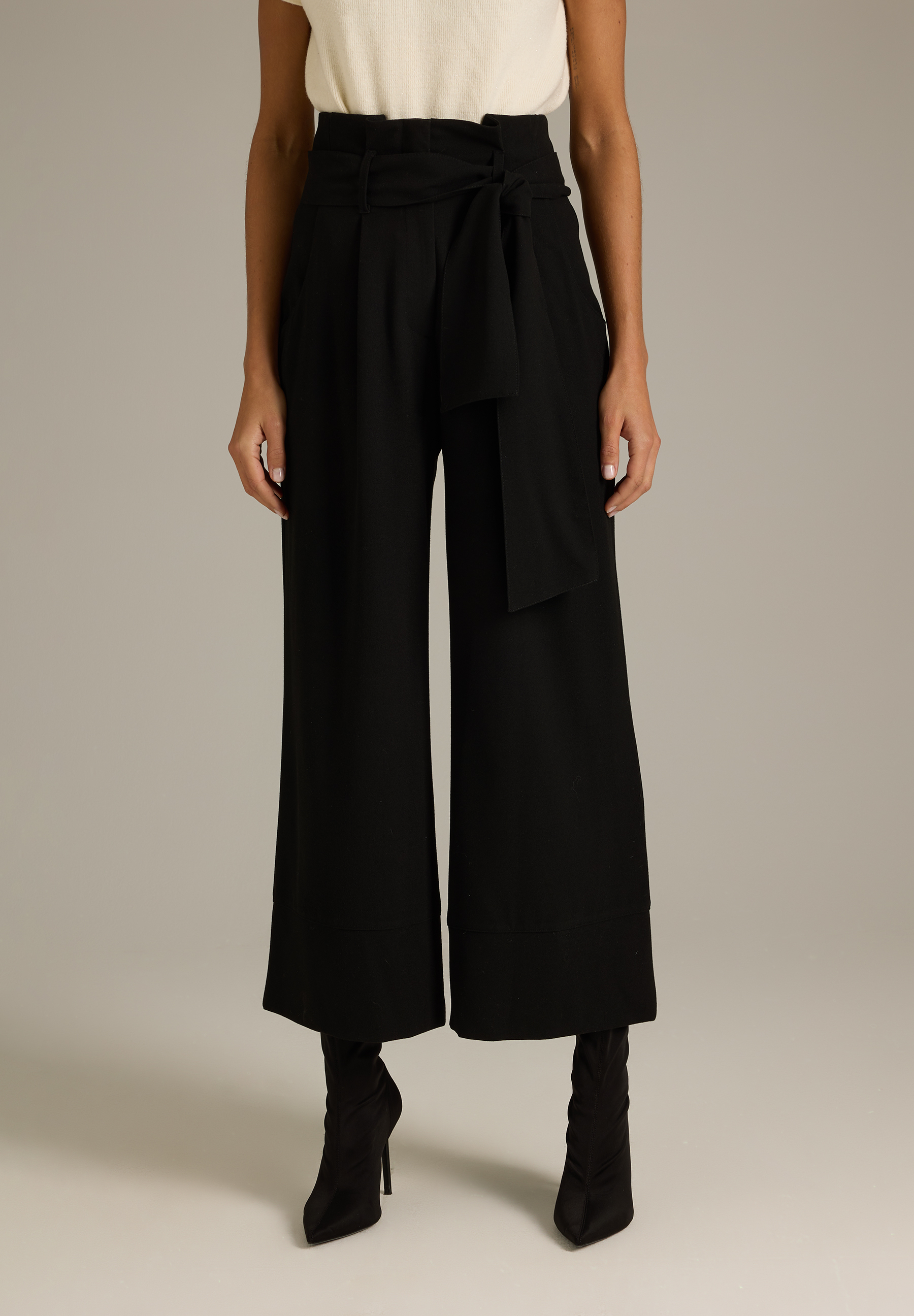 MORE & MORE schwarze Flanell-Culotte-Jeans, wärmend & angenehm, softer Griff, mit Bindegürtel und seitlichen Eingrifftaschen.