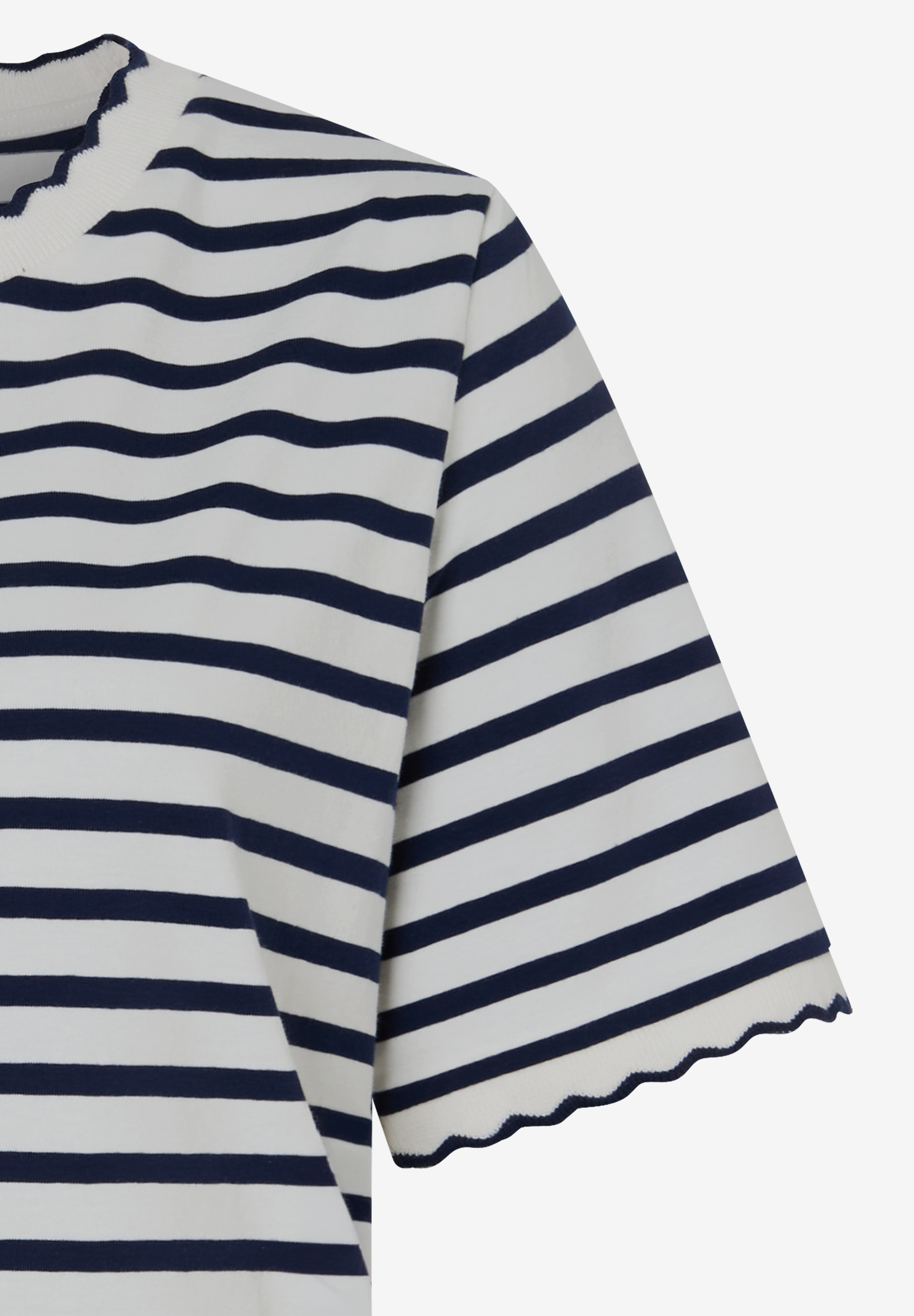 Detailansicht eines MORE & MORE T-Shirts mit blau-weißen Streifen und gewelltem Saum. Detailansicht eines MORE & MORE T-Shirts mit blau-weißen Streifen und gewelltem Saum.