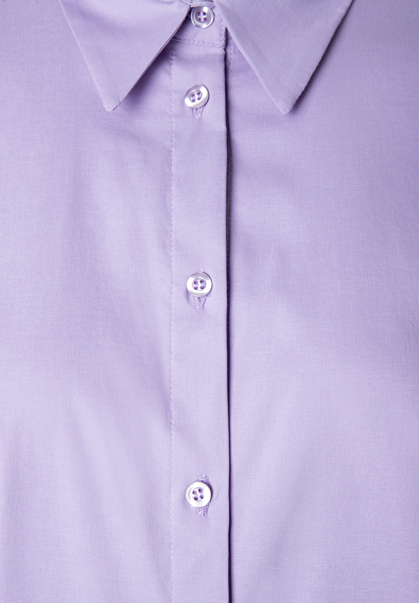 MORE & MORE hellviolette Bluse mit Kragen und Knopfleiste, 3 Knöpfe mit 4 Löchern zu sehen. MORE & MORE hellviolette Bluse mit Kragen und Knopfleiste, 3 Knöpfe mit 4 Löchern zu sehen.