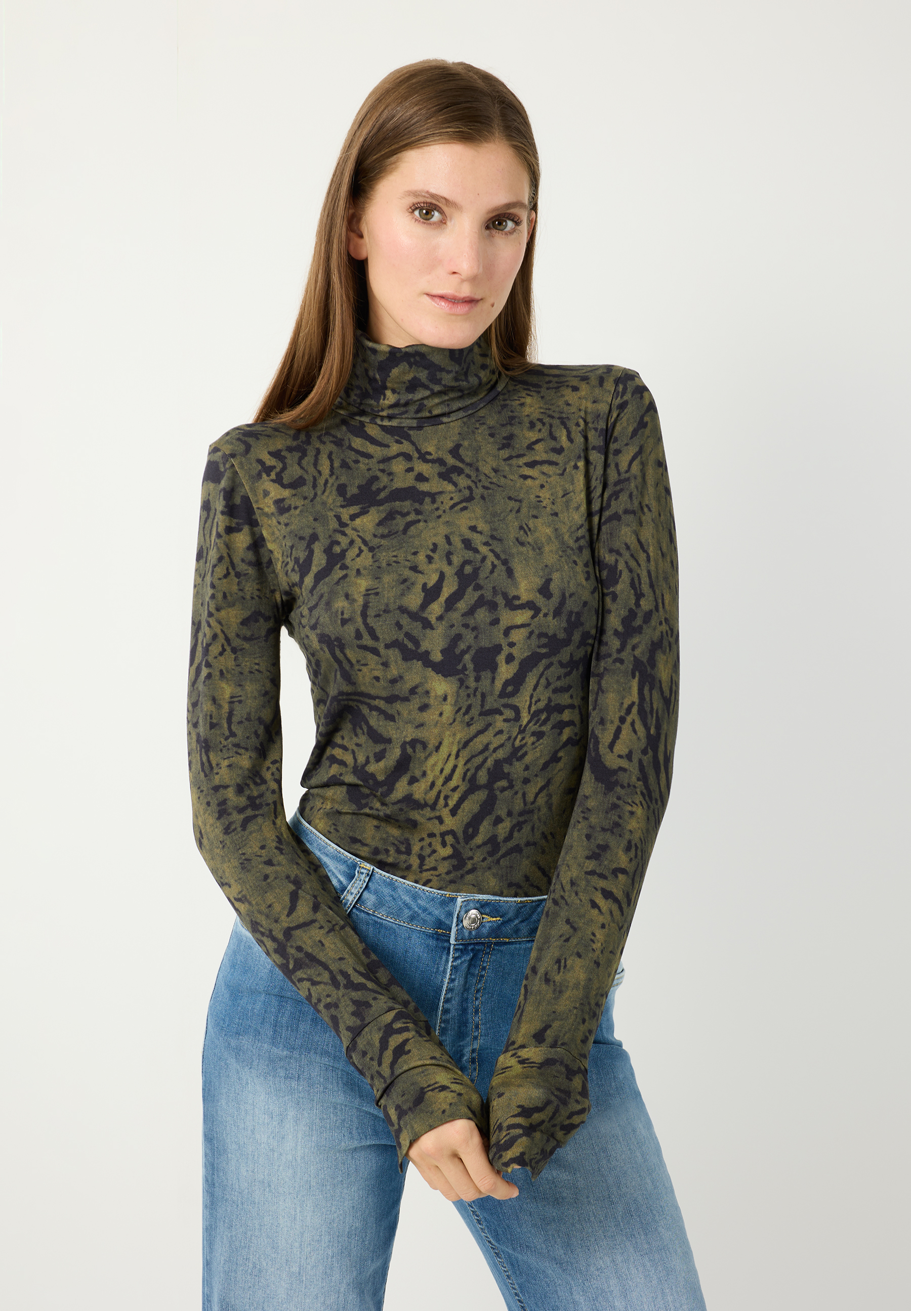 MORE & MORE Langarmshirt aus elastischem Jersey. Model trägt grüne Oberteil & Jeans.