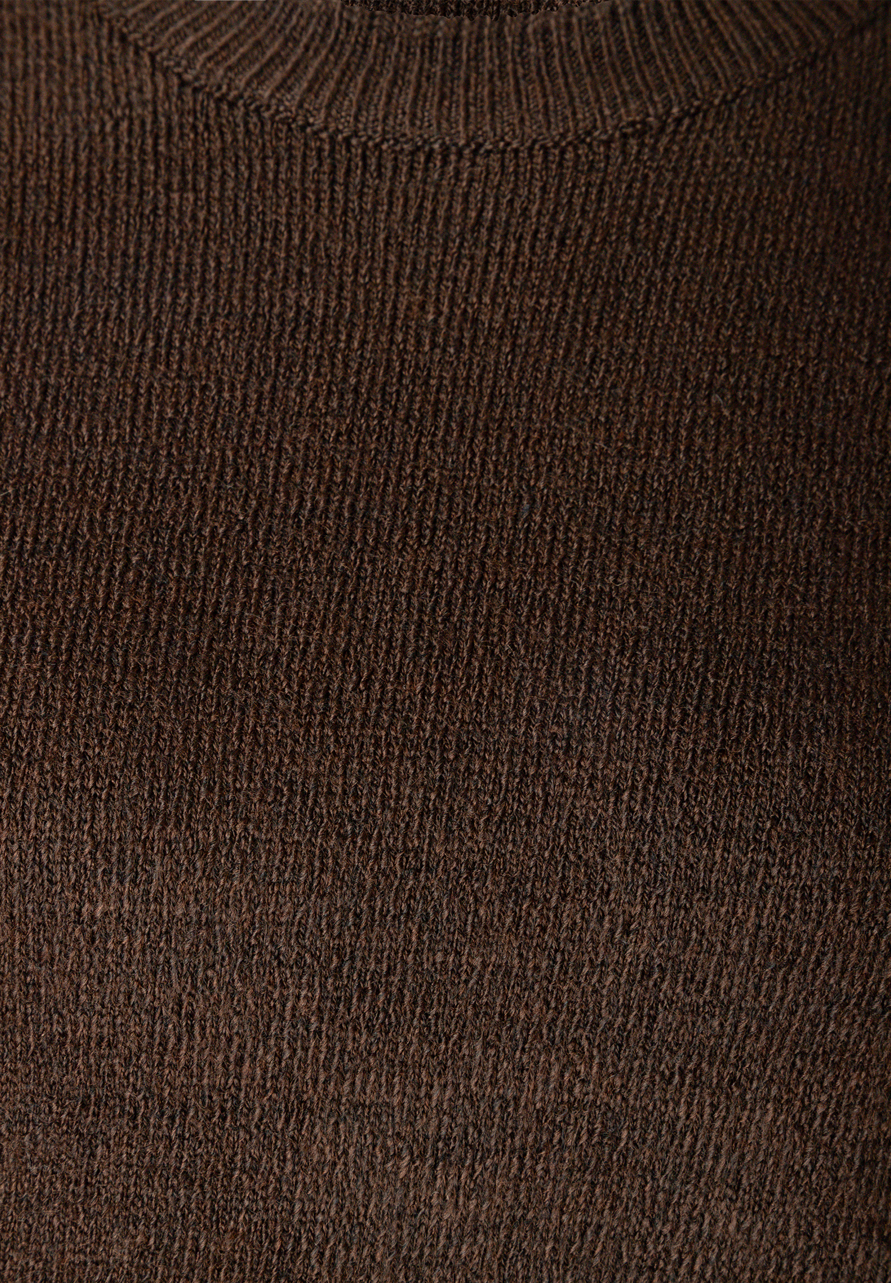 Nahaufnahme eines MORE & MORE Pullovers aus dunkelbraunem Feinstrick. Der gerippte Halsausschnitt ist sichtbar. Nahaufnahme eines MORE & MORE Pullovers aus dunkelbraunem Feinstrick. Der gerippte Halsausschnitt ist sichtbar.