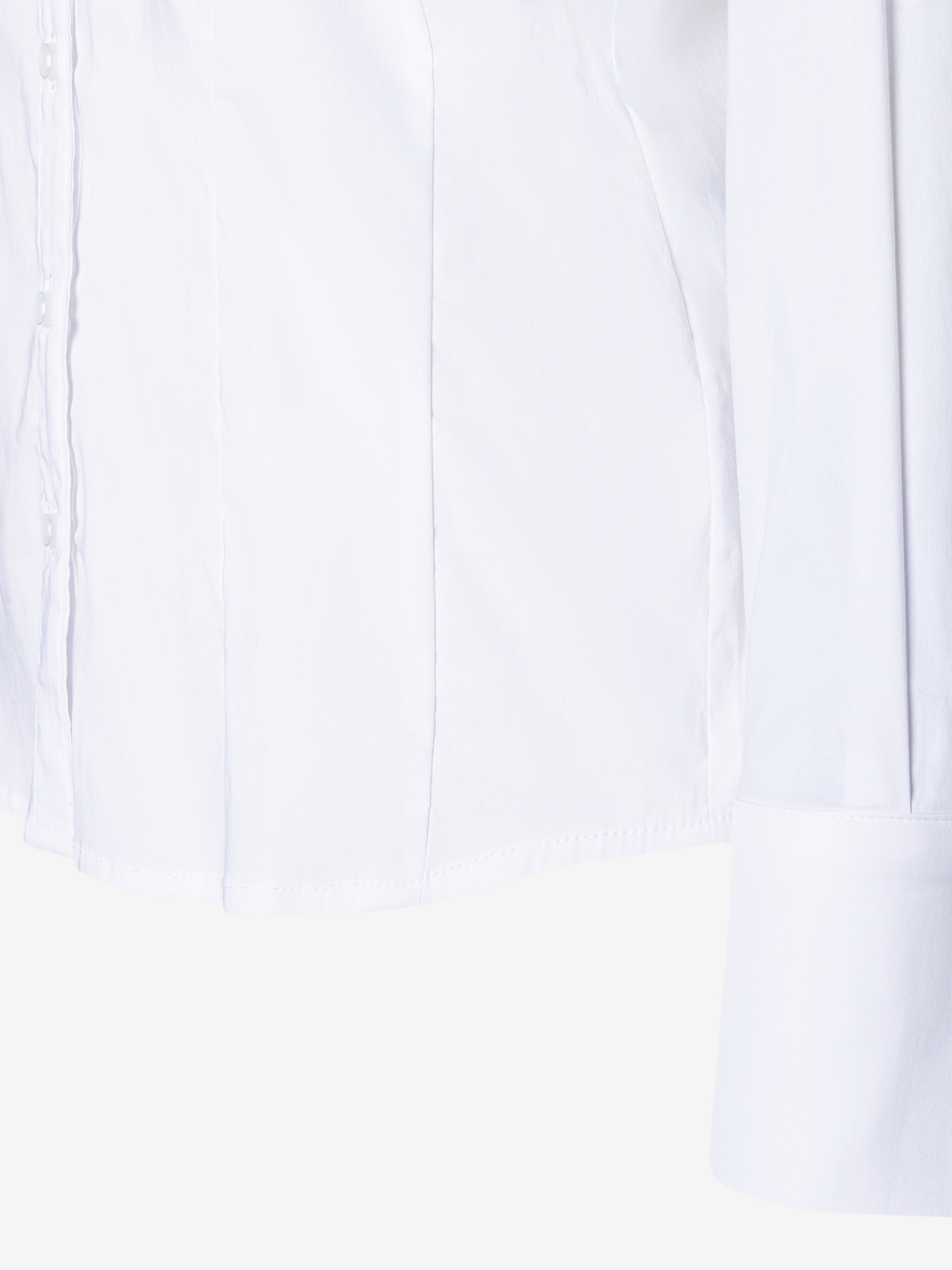 Detailansicht einer weißen MORE & MORE Bluse aus Baumwollmischung mit Stretchanteil. Detailansicht einer weißen MORE & MORE Bluse aus Baumwollmischung mit Stretchanteil.