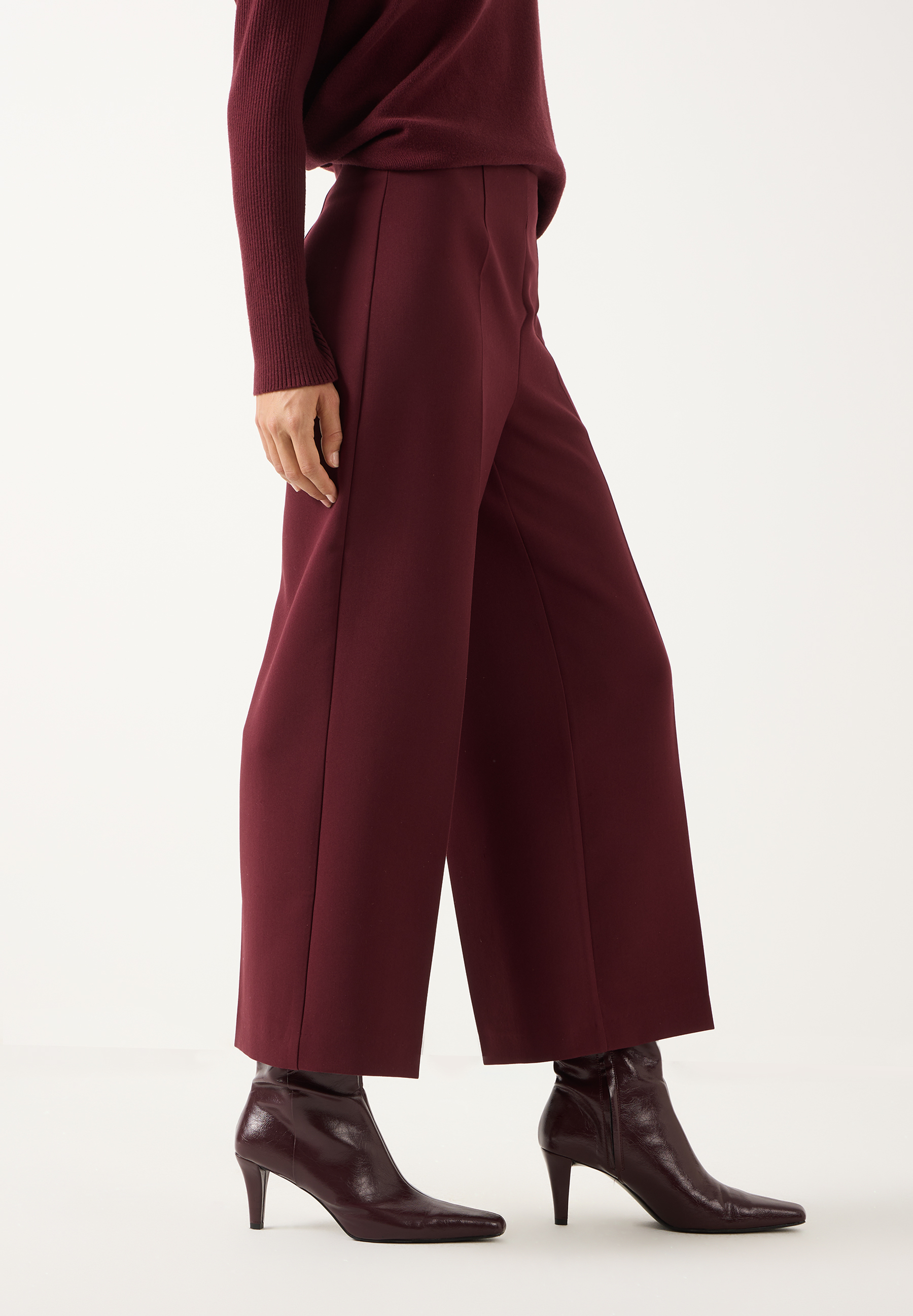 MORE & MORE weite, bordeauxrote Hose kombiniert mit einem passenden gerippten Langarmshirt und Stiefeletten.