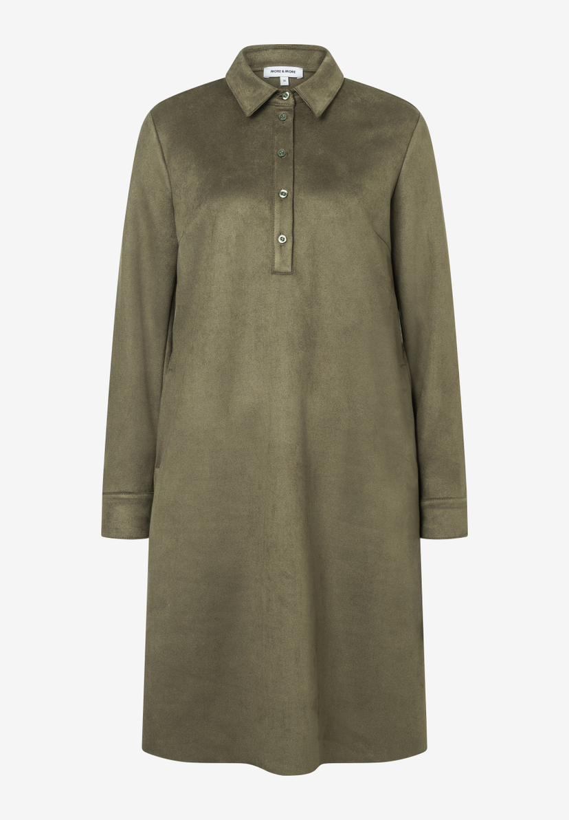 Ein olivgrünes, knielanges Hemdkleid von MORE & MORE mit Kragen und Knopfleiste. Ein olivgrünes, knielanges Hemdkleid von MORE & MORE mit Kragen und Knopfleiste.