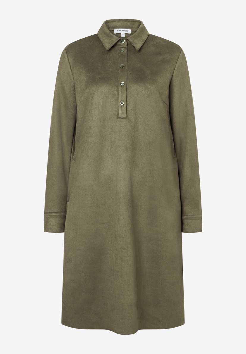 Ein olivgrünes, knielanges Hemdkleid von MORE & MORE mit Kragen und Knopfleiste. Ein olivgrünes, knielanges Hemdkleid von MORE & MORE mit Kragen und Knopfleiste.
