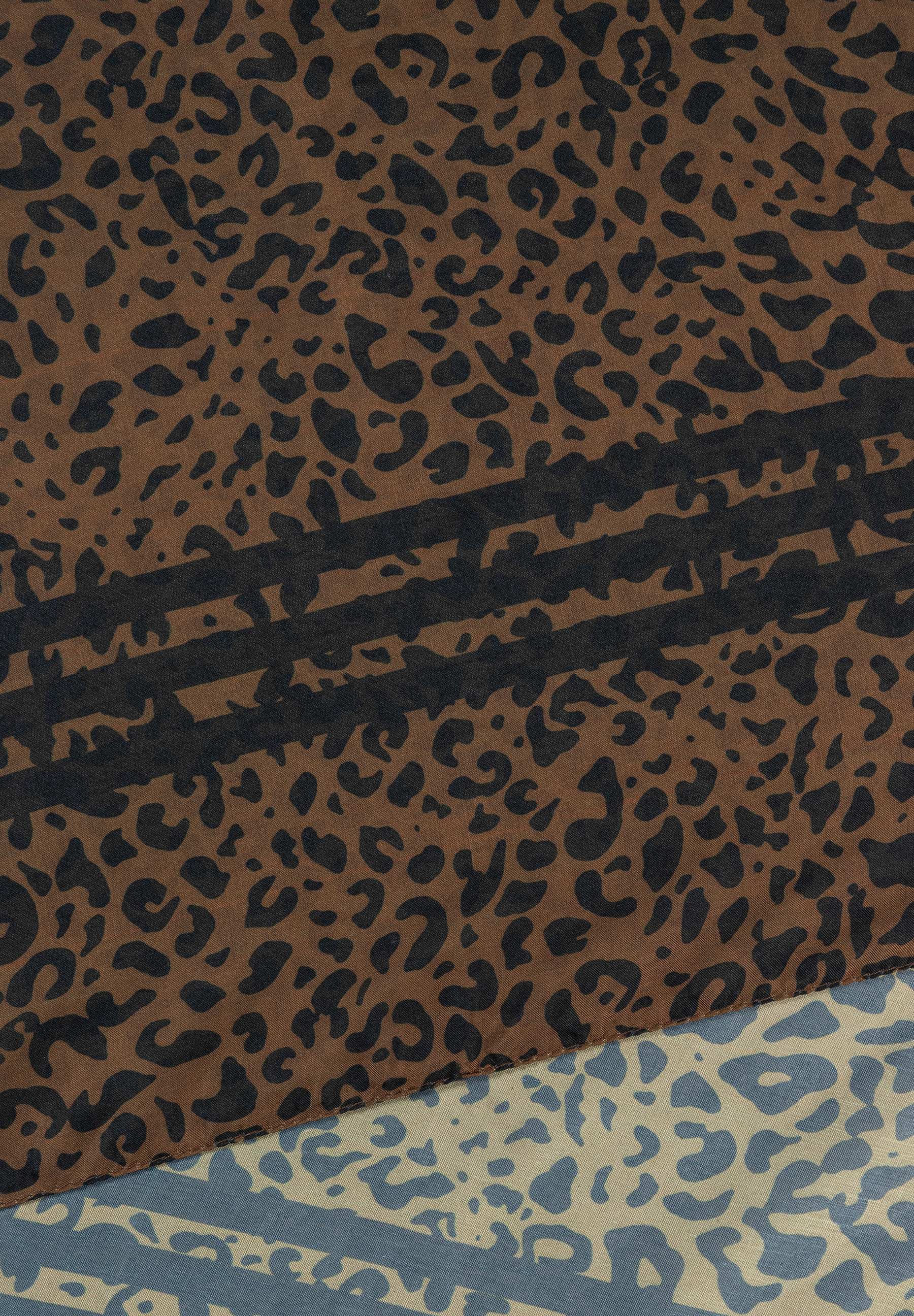 MORE & MORE Accessoire: Brauner Schal mit Animalprint und schwarzen Streifen, kombiniert mit beige/blauem Leo-Muster. MORE & MORE Accessoire: Brauner Schal mit Animalprint und schwarzen Streifen, kombiniert mit beige/blauem Leo-Muster.