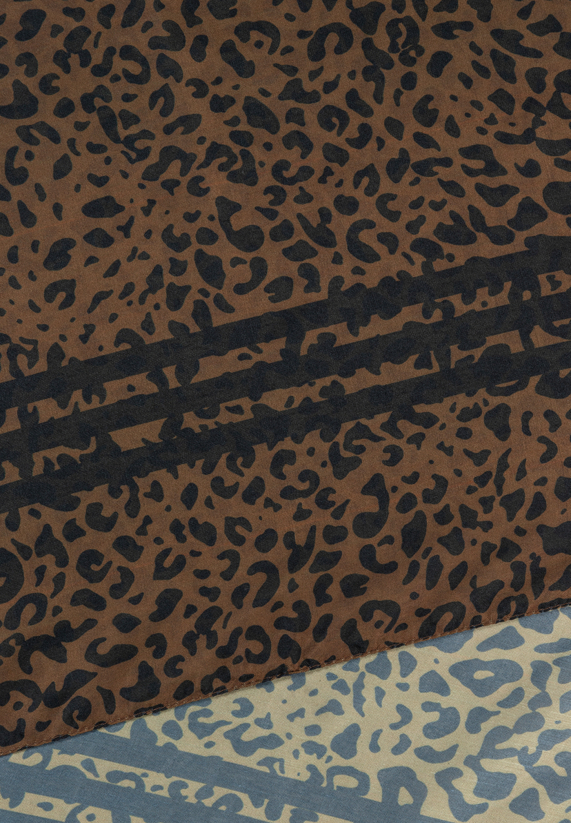 MORE & MORE Accessoire: Brauner Schal mit Animalprint und schwarzen Streifen, kombiniert mit beige/blauem Leo-Muster. MORE & MORE Accessoire: Brauner Schal mit Animalprint und schwarzen Streifen, kombiniert mit beige/blauem Leo-Muster.