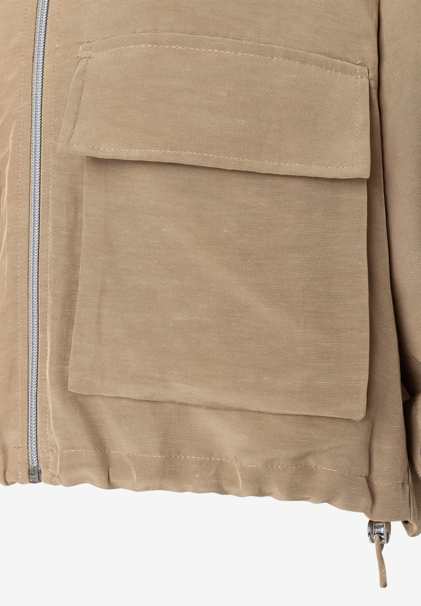Nahaufnahme einer beigen MORE & MORE Jacke aus Viskosemischung mit Reißverschluss und aufgesetzten Taschen. Nahaufnahme einer beigen MORE & MORE Jacke aus Viskosemischung mit Reißverschluss und aufgesetzten Taschen.