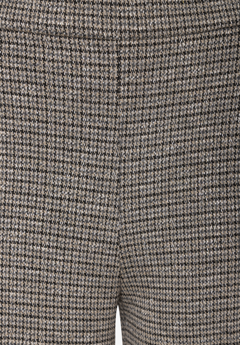 MORE & MORE Hose im Hahnentrittmuster: Nahaufnahme eines schwarz-beigen Stoffes mit kleinen, sich wiederholenden Formen.