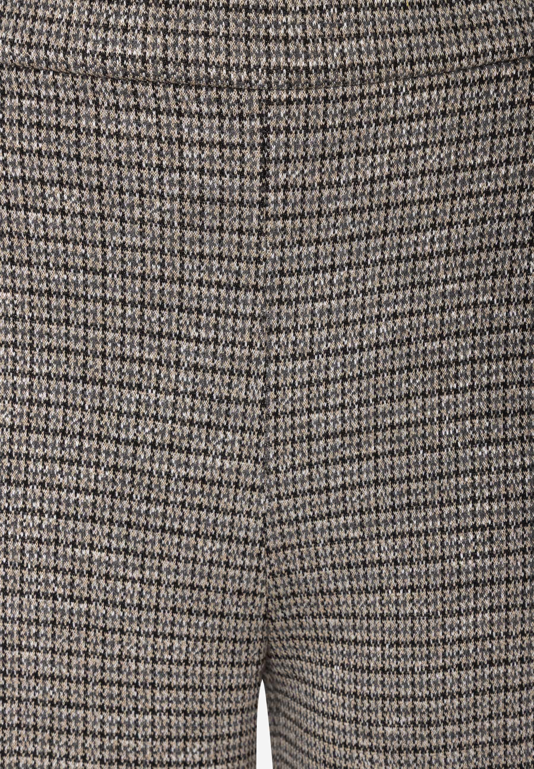 MORE & MORE Hose im Hahnentrittmuster: Nahaufnahme eines schwarz-beigen Stoffes mit kleinen, sich wiederholenden Formen. MORE & MORE Hose im Hahnentrittmuster: Nahaufnahme eines schwarz-beigen Stoffes mit kleinen, sich wiederholenden Formen.