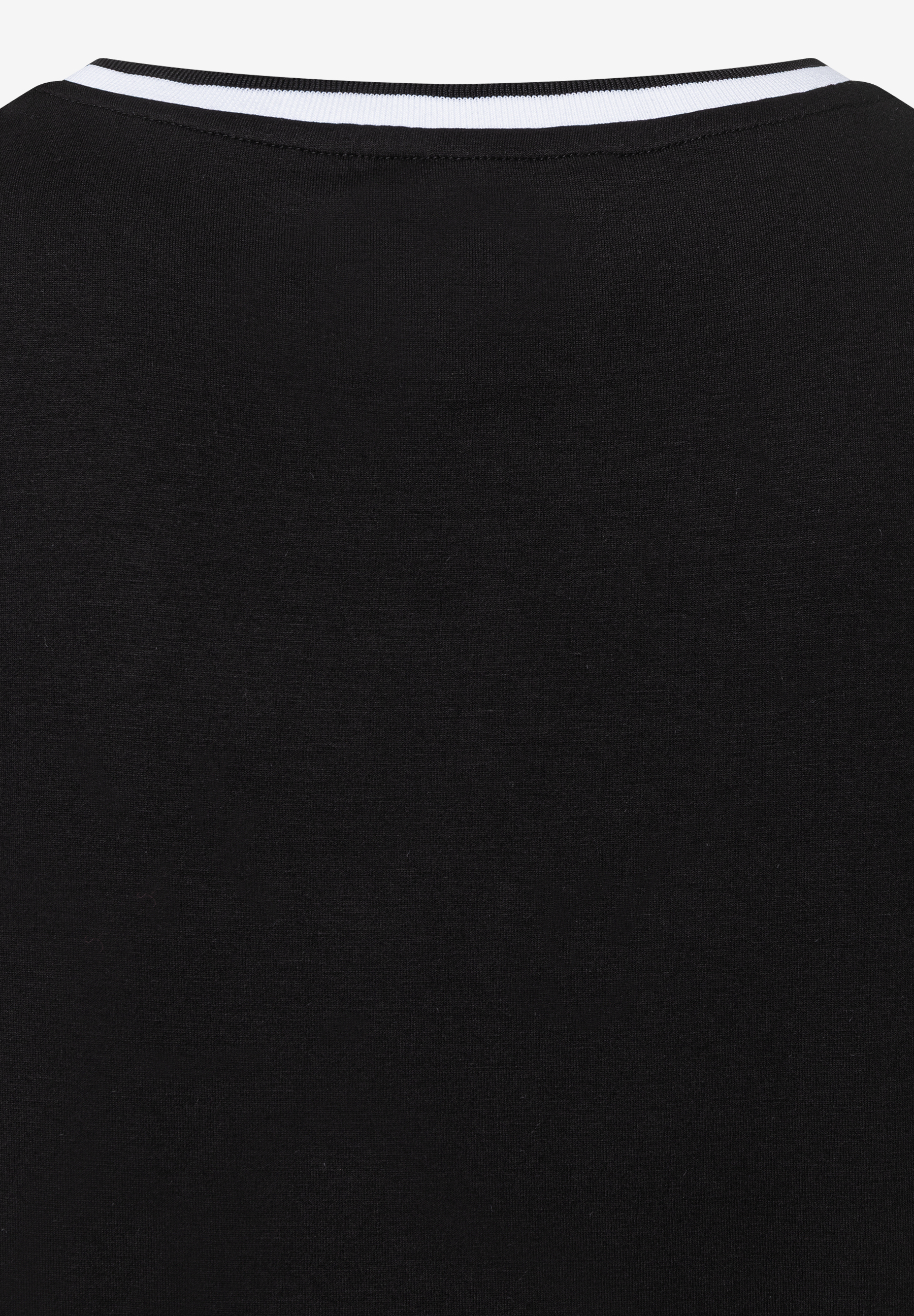 Nahaufnahme eines schwarzen MORE & MORE Oberteils mit einem weißen Streifen am Halsausschnitt. Nahaufnahme eines schwarzen MORE & MORE Oberteils mit einem weißen Streifen am Halsausschnitt.